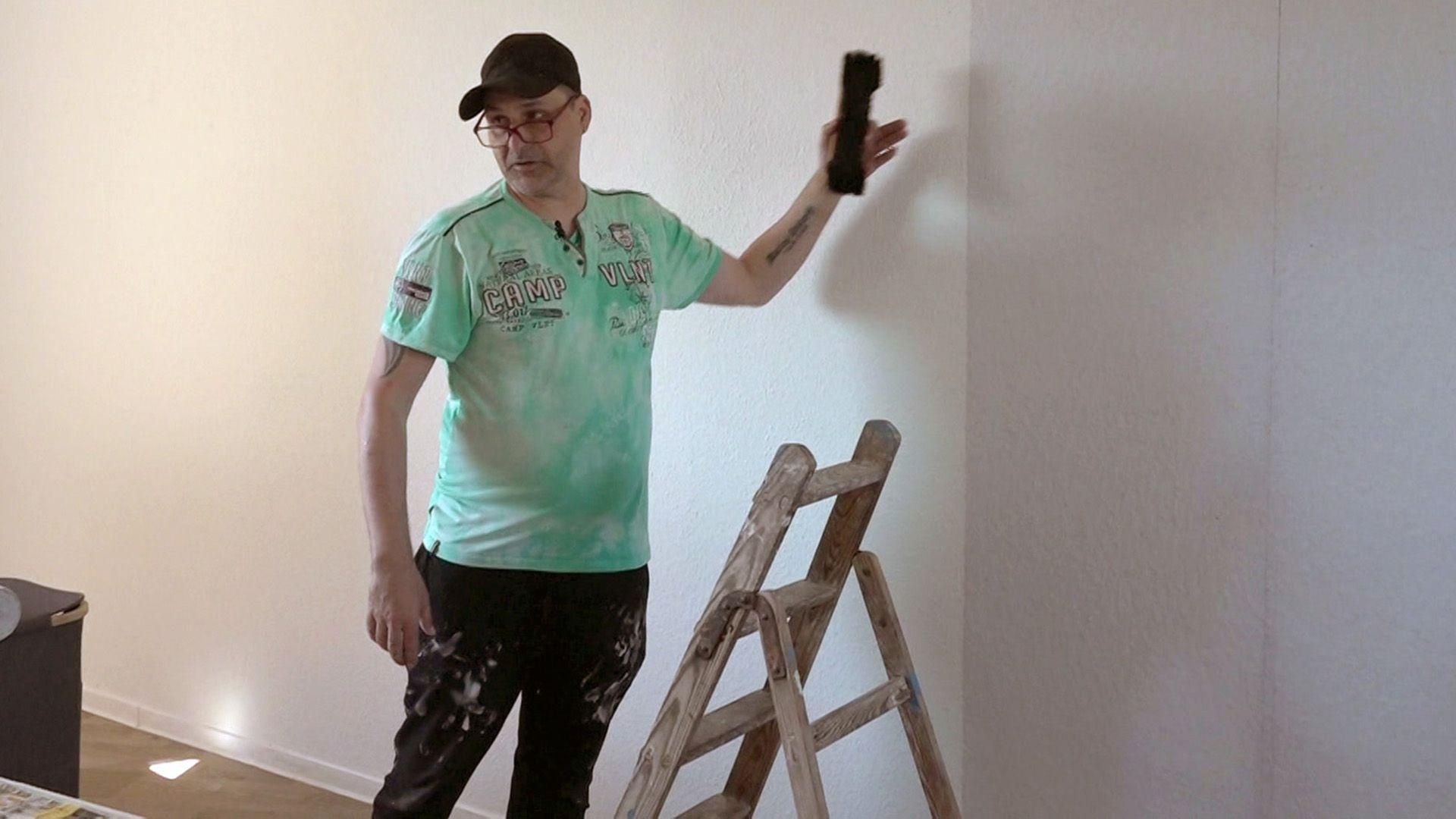 Zwischen Tapeten und weißer Farbe