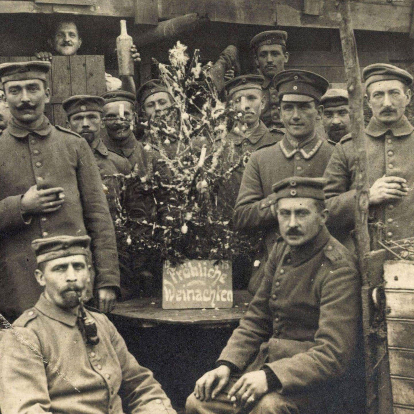 24.12.1914: Soldaten feiern "Stille Nacht" in den Schützengräben