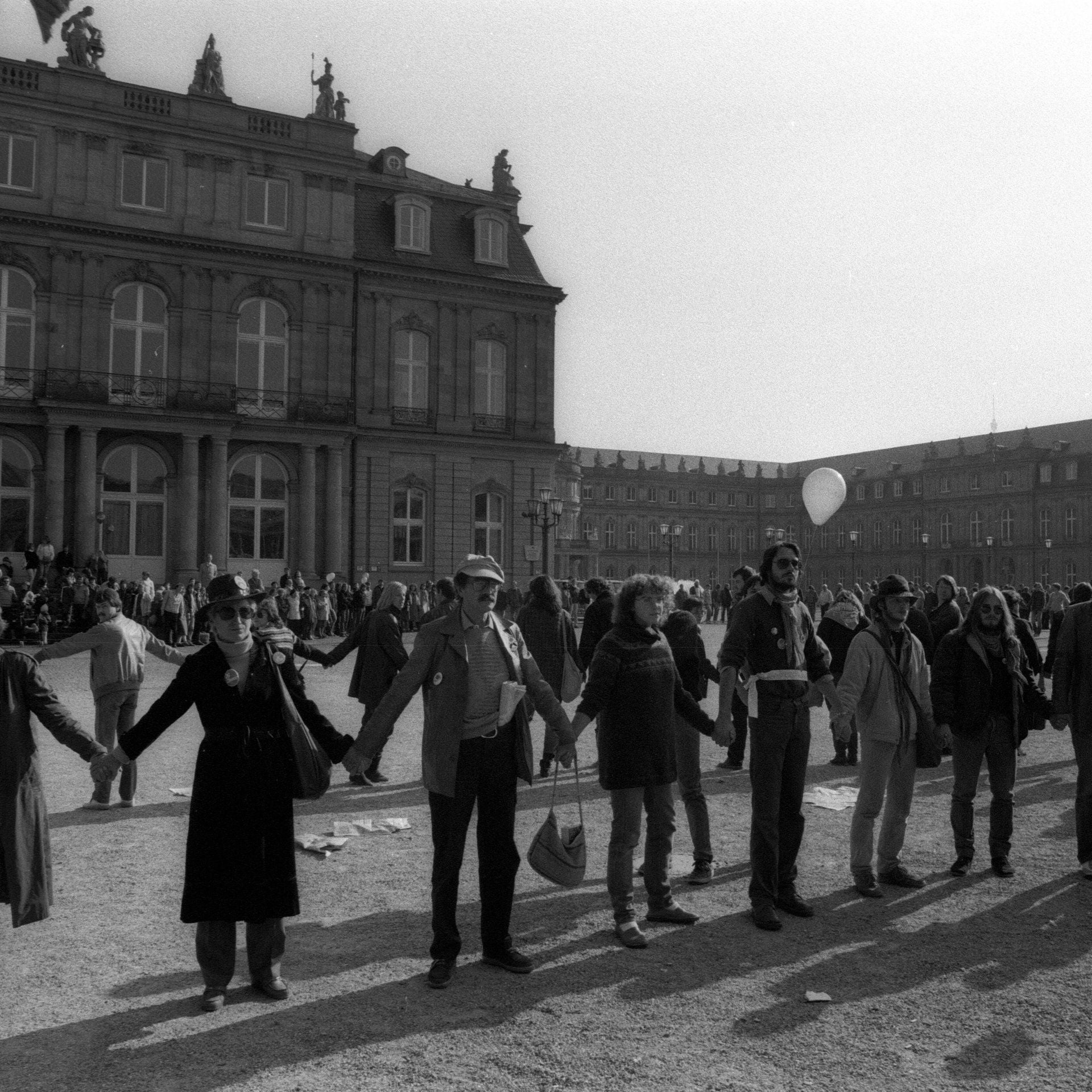 22.10.1983: Die Friedensbewegung bildet eine Menschenkette