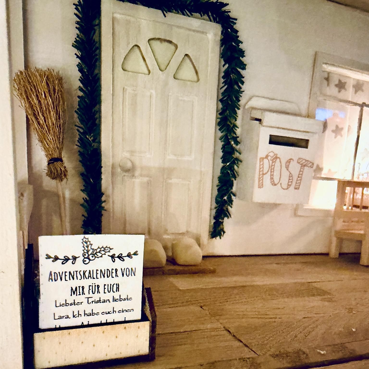 Ein Adventskalender vor der Wichteltür