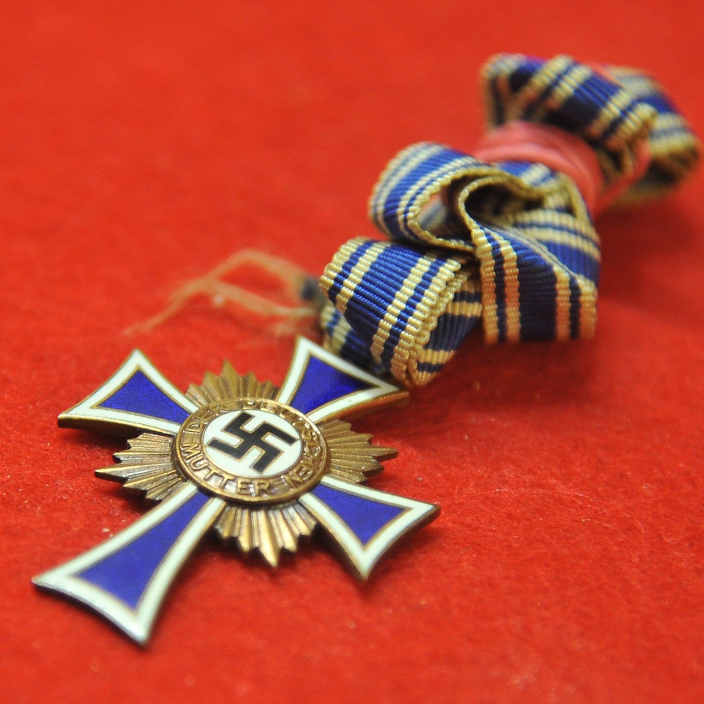 16.12.1938: Adolf Hitler stiftet das Mutterkreuz