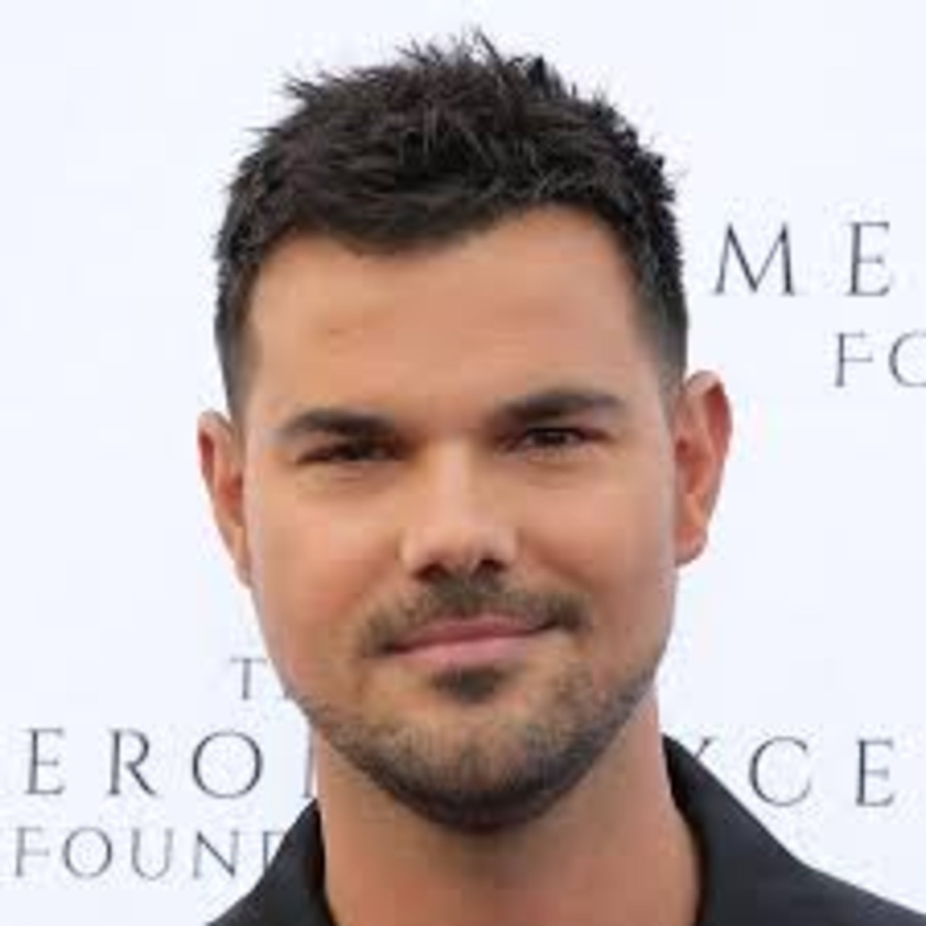 Izabella erklärt Das neue Thema Taylor Lautner Englisch Version