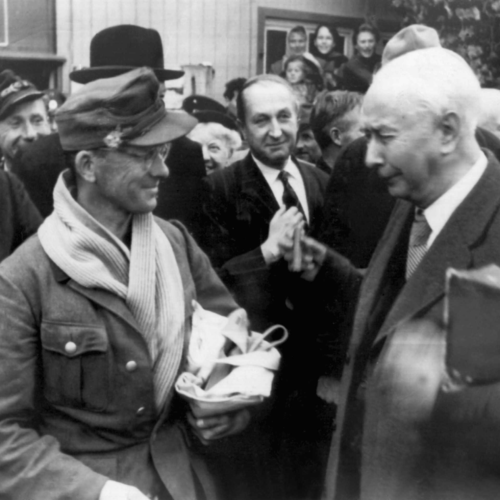 Bundespräsident Theodor Heuss begrüßt Kriegsgefangene in Friedland | 18.10.1955