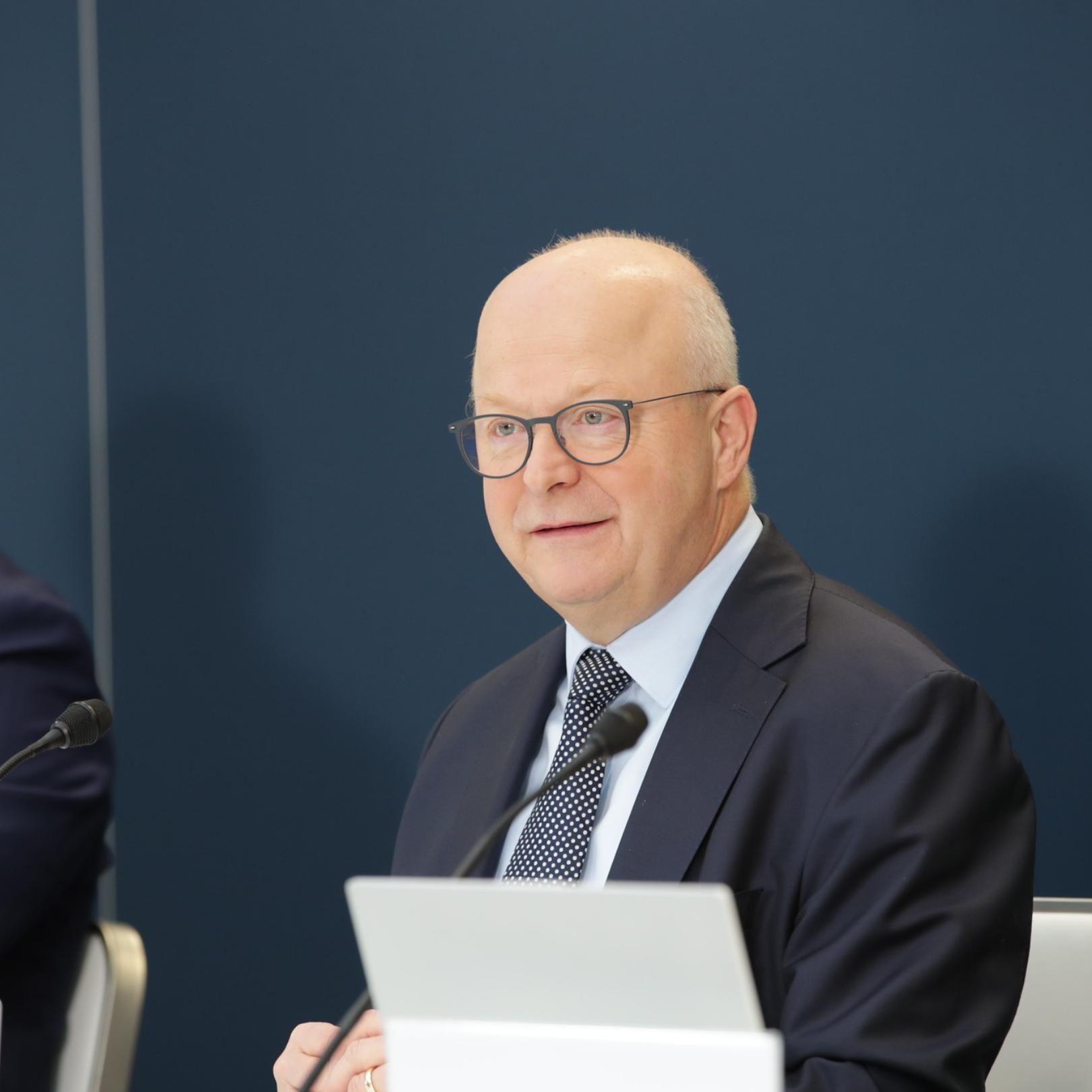 Bundesbank-Vorstand warnt vor Kettenreaktion: „Wenn es zu Panikverkäufen kommt, setzt sich eine Abwärtsspirale in Gang.“