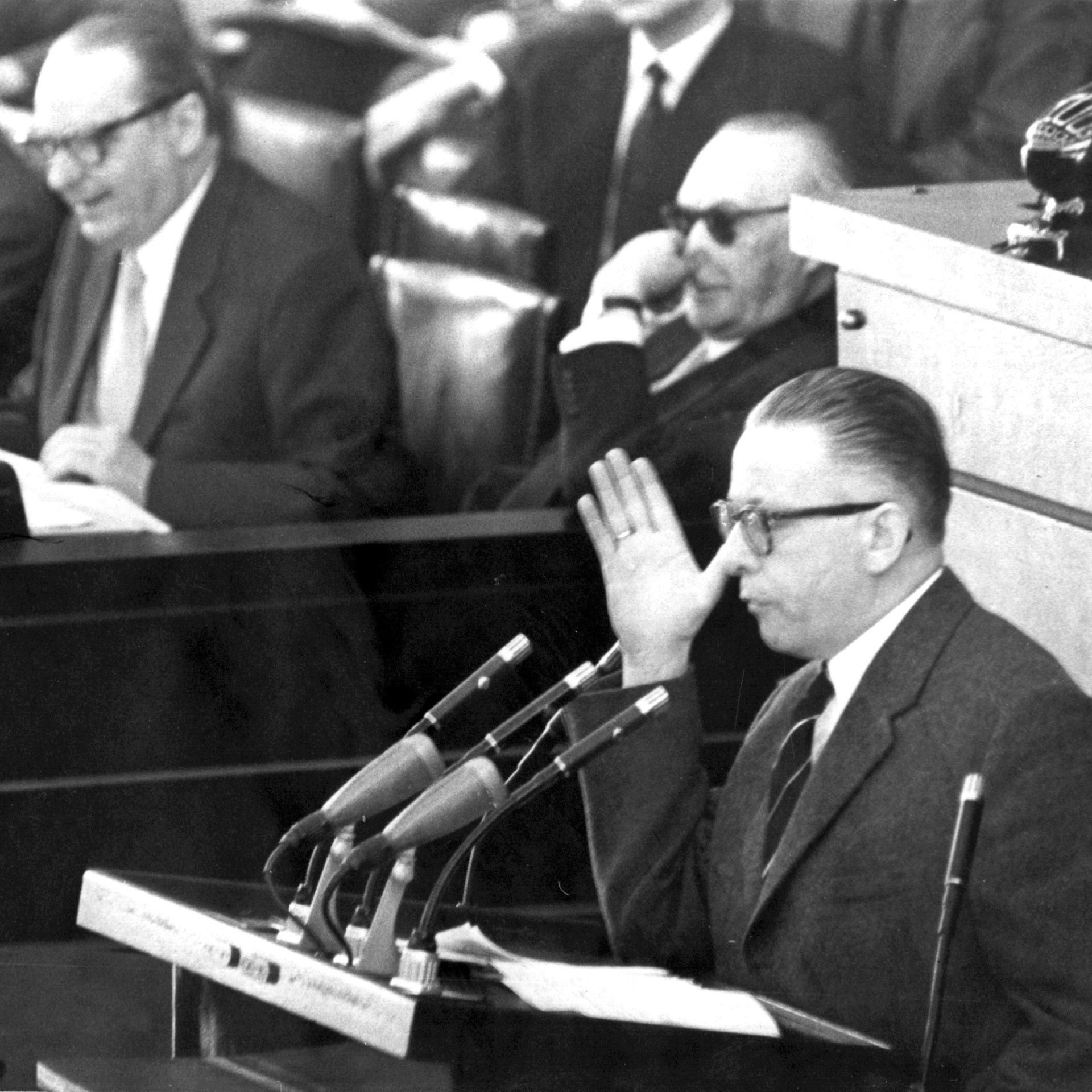 Bundeskanzler Adenauer will Atomwaffen: Bundestag debattiert tagelang | 20. bis 25.3.1958 | Kernenergie