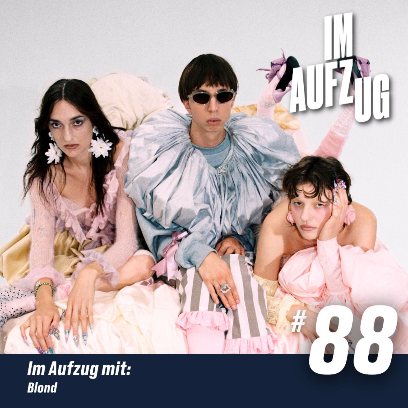 Im Aufzug mit Blond