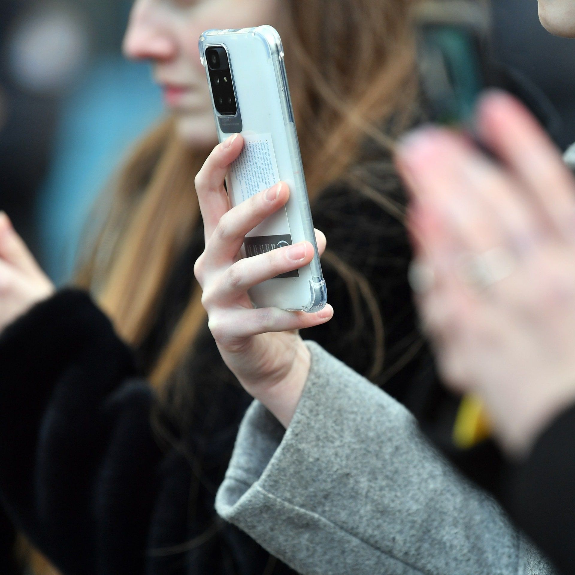 Wie machen Smartphone und Co süchtig? | "100 Mal pro Tag schauen wir aufs Handy"