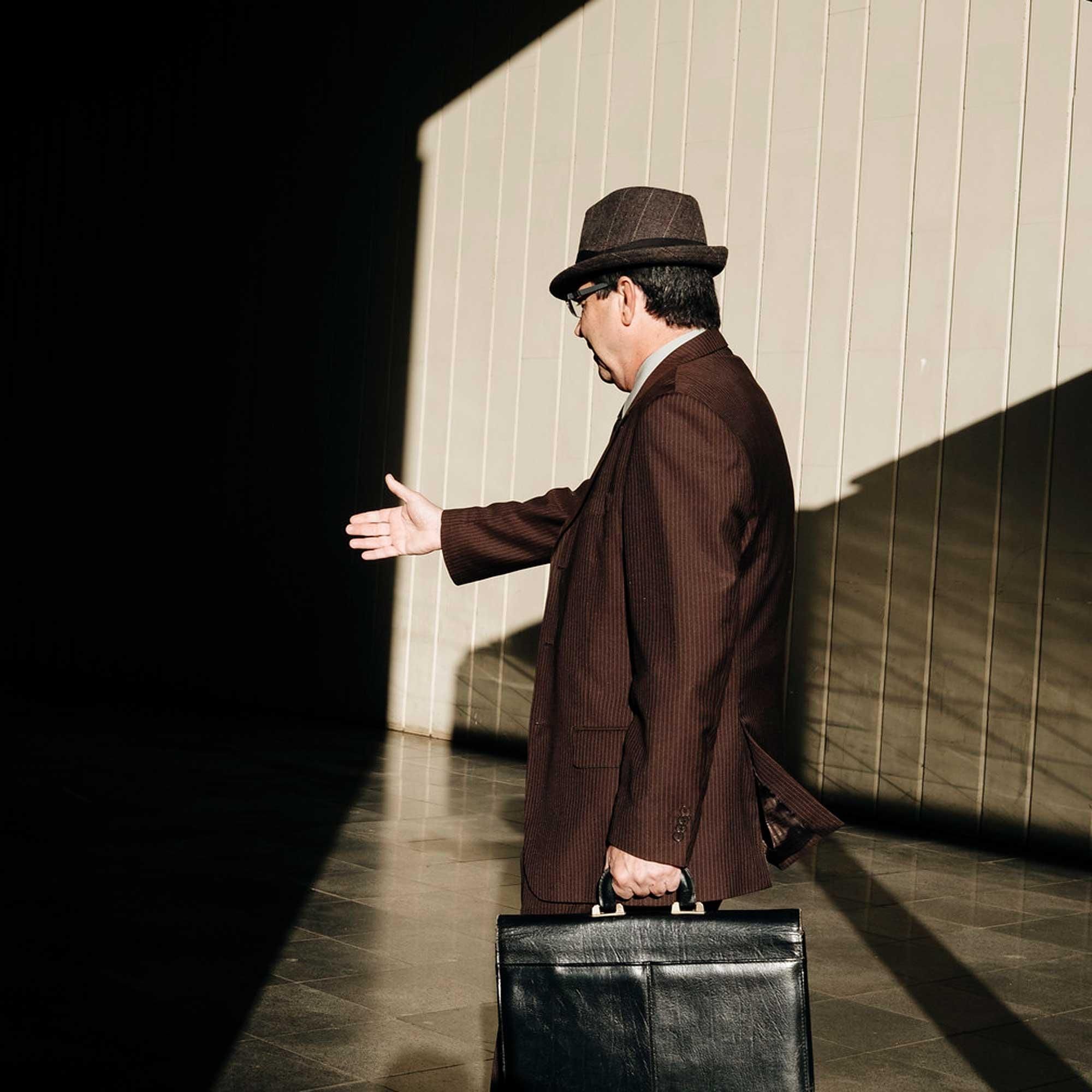 Gustavo Minas: Maximum Shadow, Minimal Light (Interview in English)