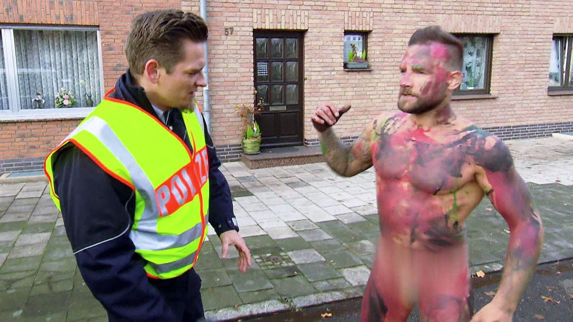 Buntbemalter Nackter tappt in Falle