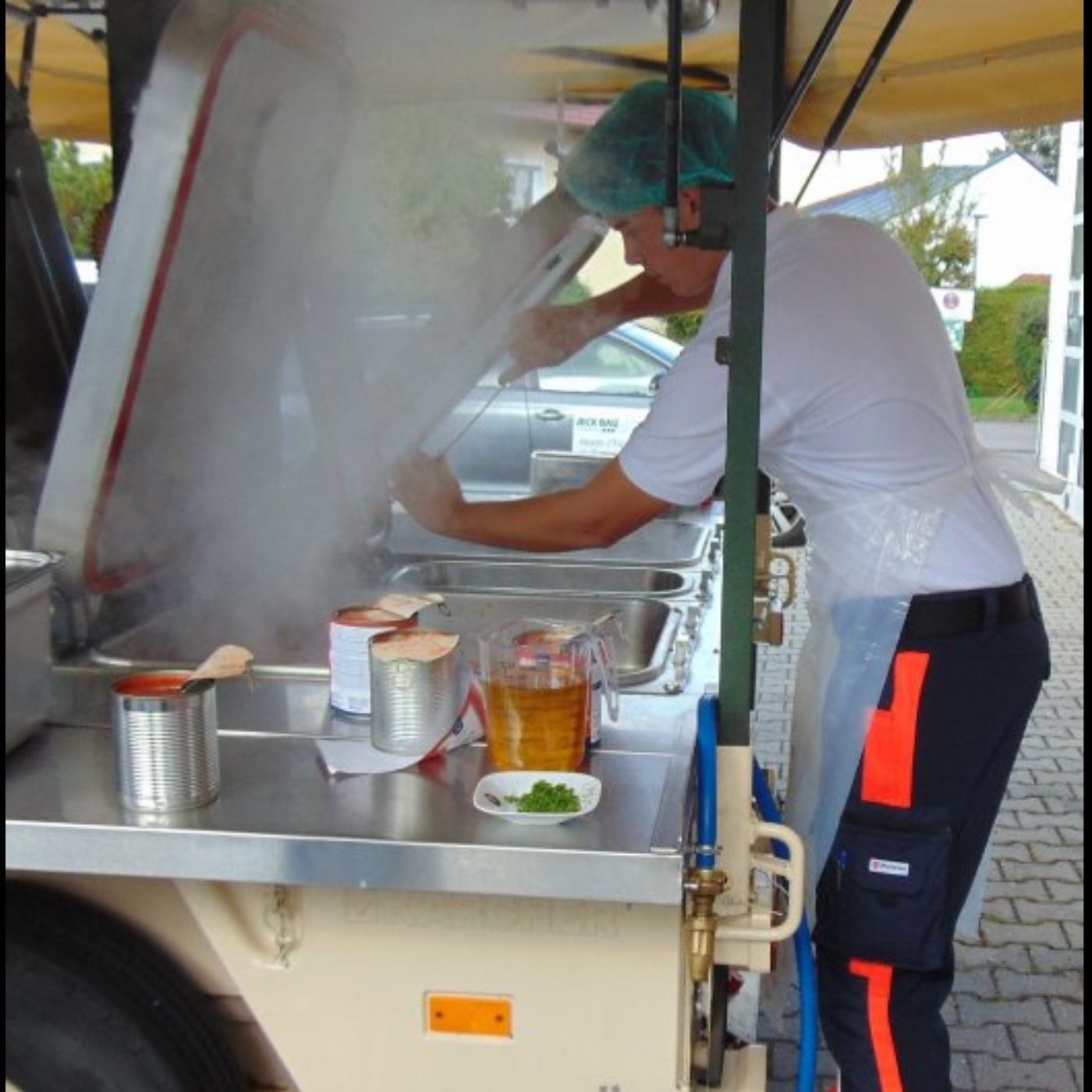 Mit Feldküche und Verbandszeug
