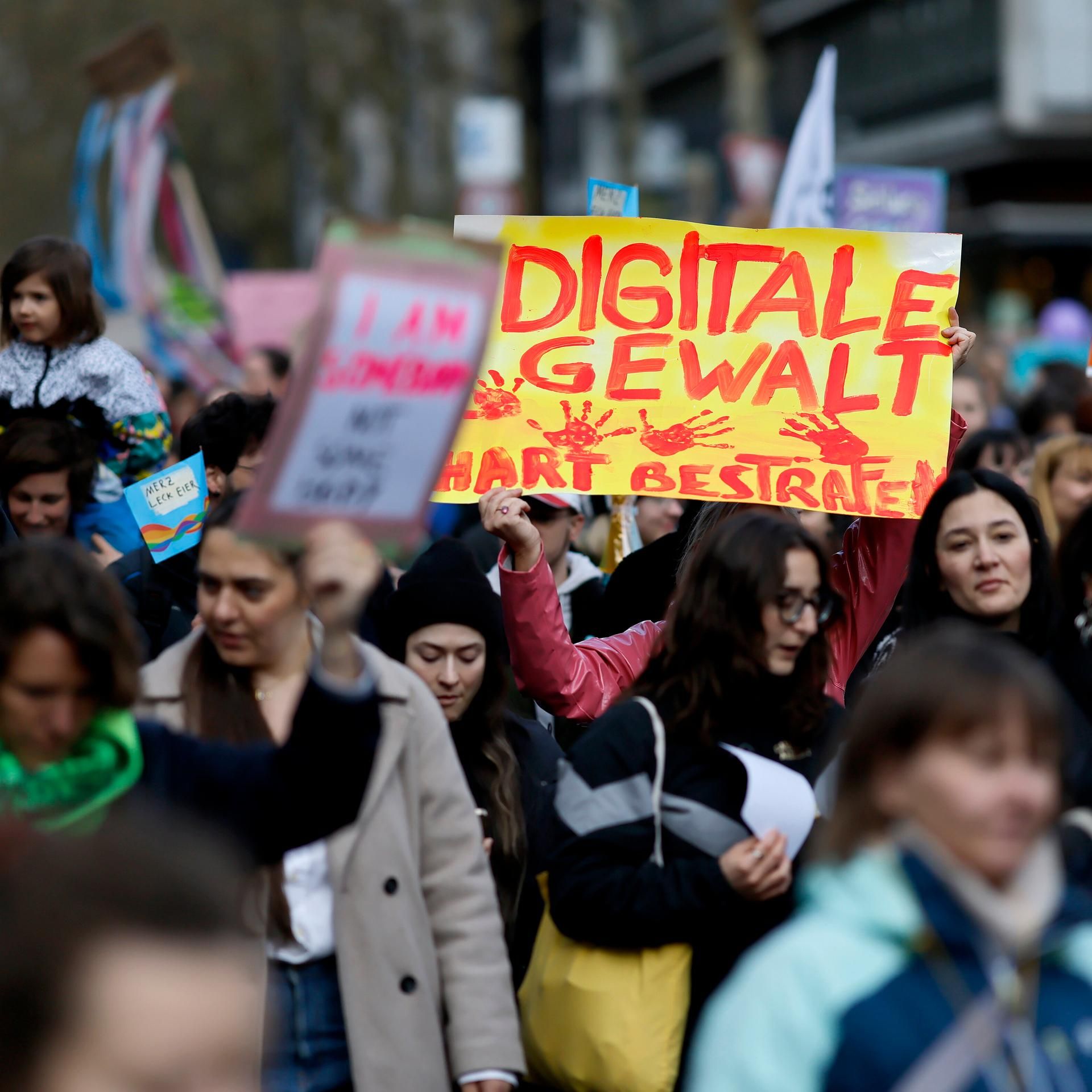 Digitale Gewalt - Harte Strafen für Porno-Deepfakes und Spanner?