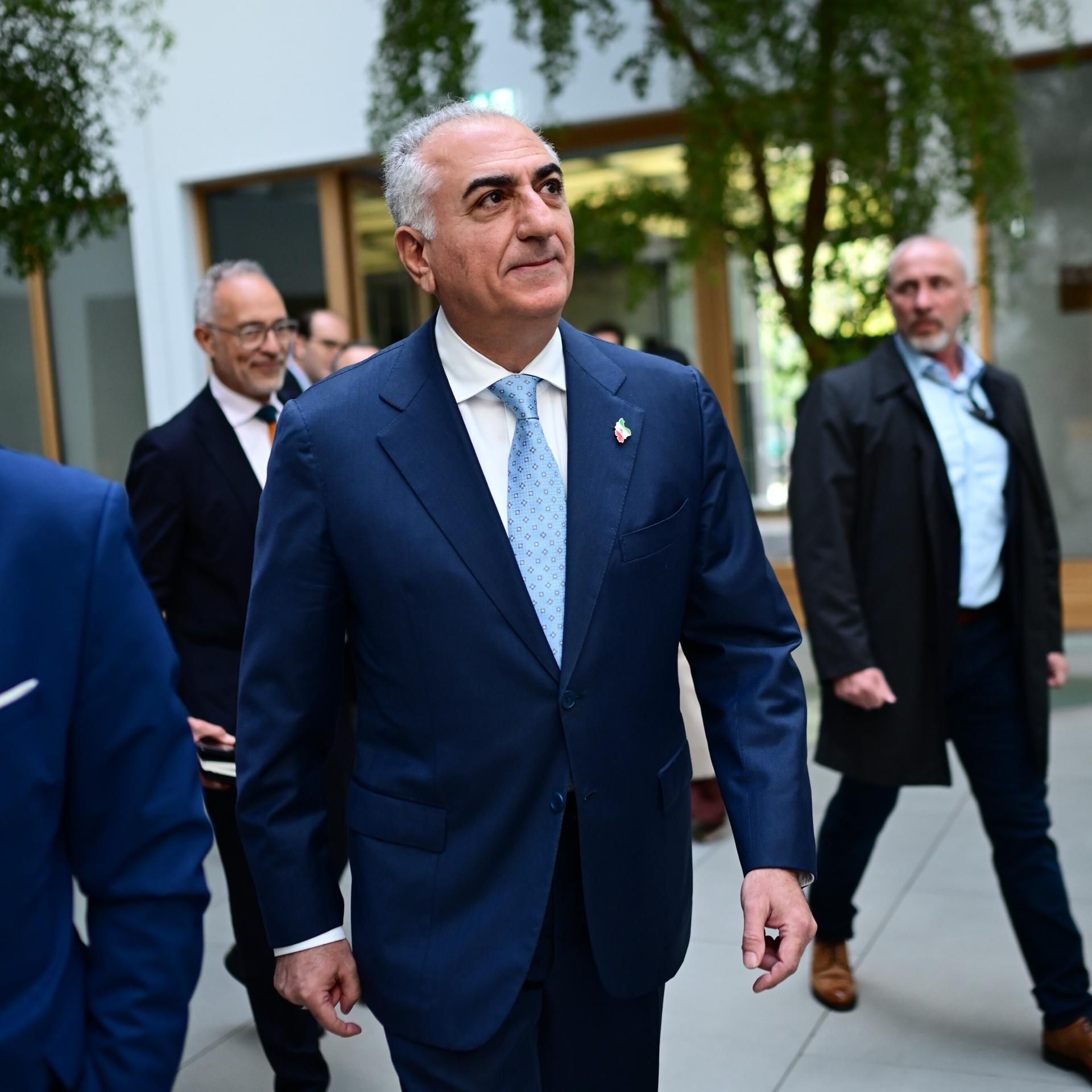 Pahlavi in Berlin - Warum der Besuch des Schah-Sohns spaltet