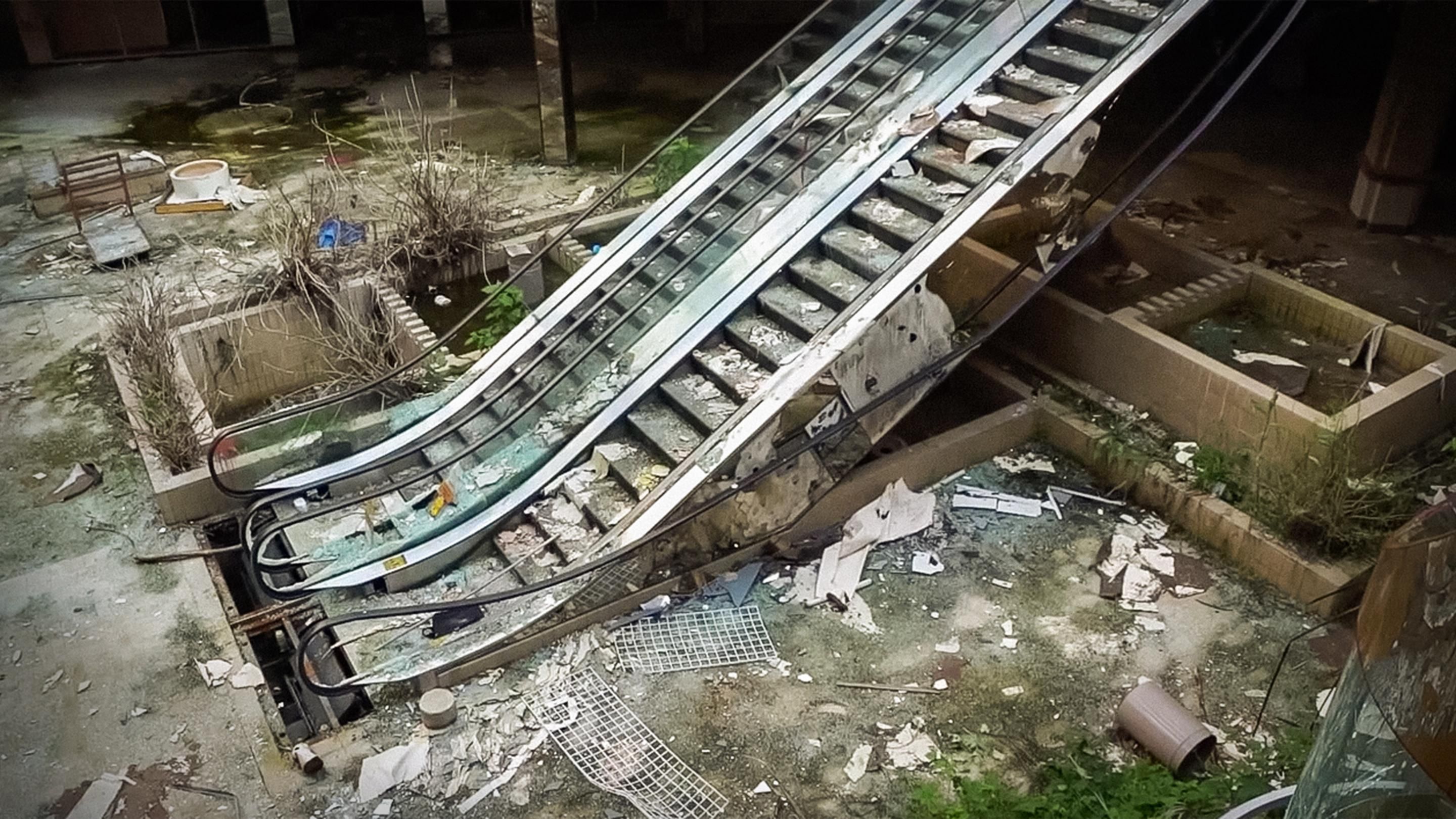 Inside America's dead shopping malls | Dan Bell
