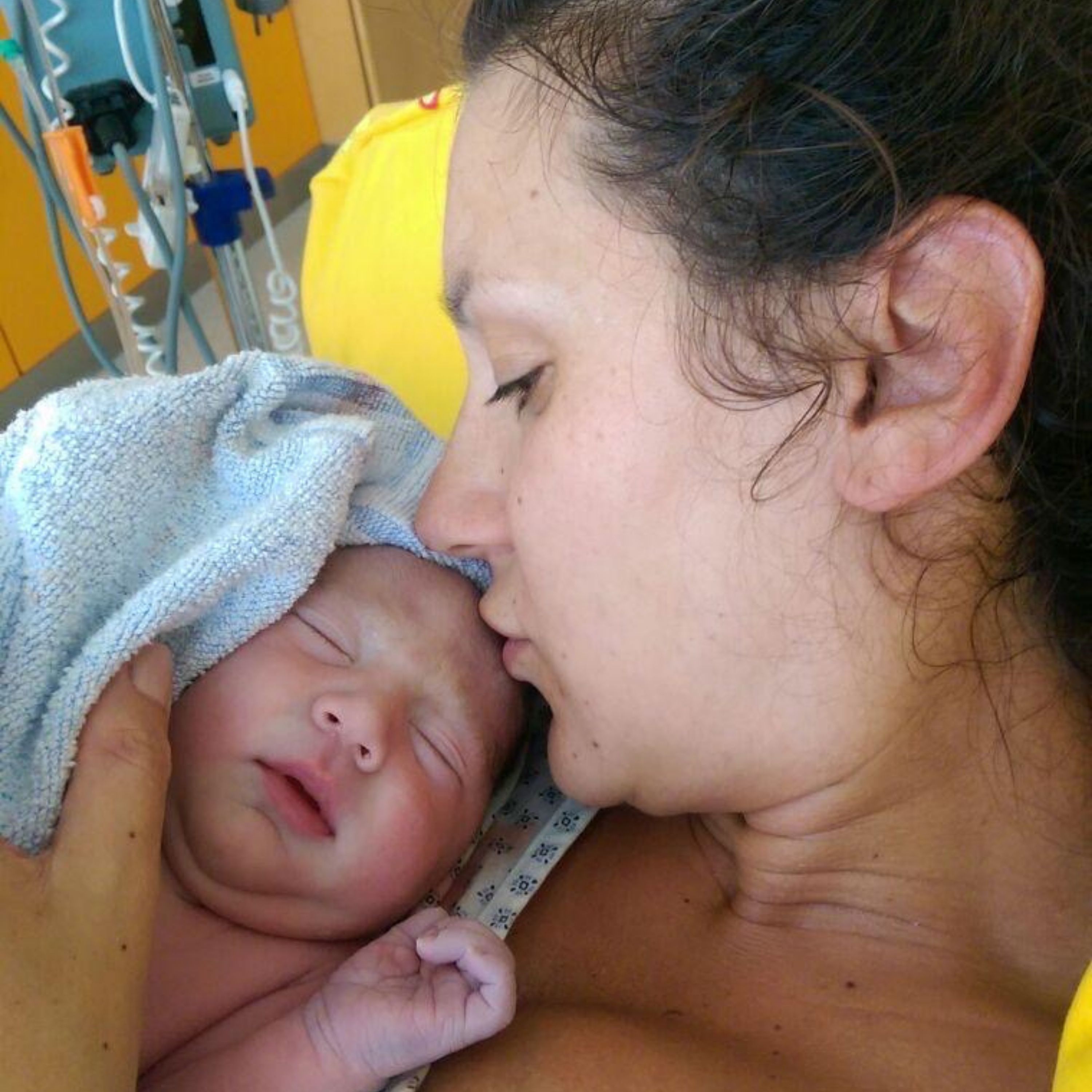 219 | Julia (Teil 1) - Vaginale Beckenendlagengeburt mit Einleitung und Dammschnitt, Hoher Blutverlust, Intensivstation, Kleine Geburt, Nabelschnurrvorfall, Sekundärer Kaiserschnitt, Intensivneonatologie