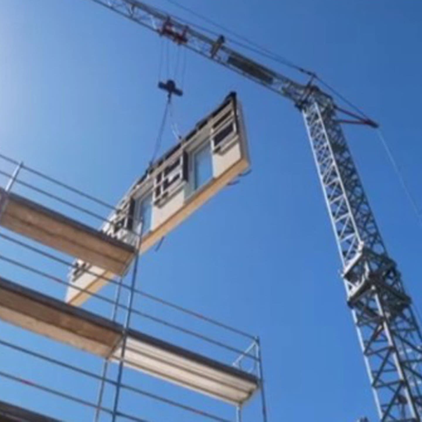 Serielles Dämmen am Einfamilienhaus: Mit vorgefertigten Bauteilen Gebäude energieeffizient machen