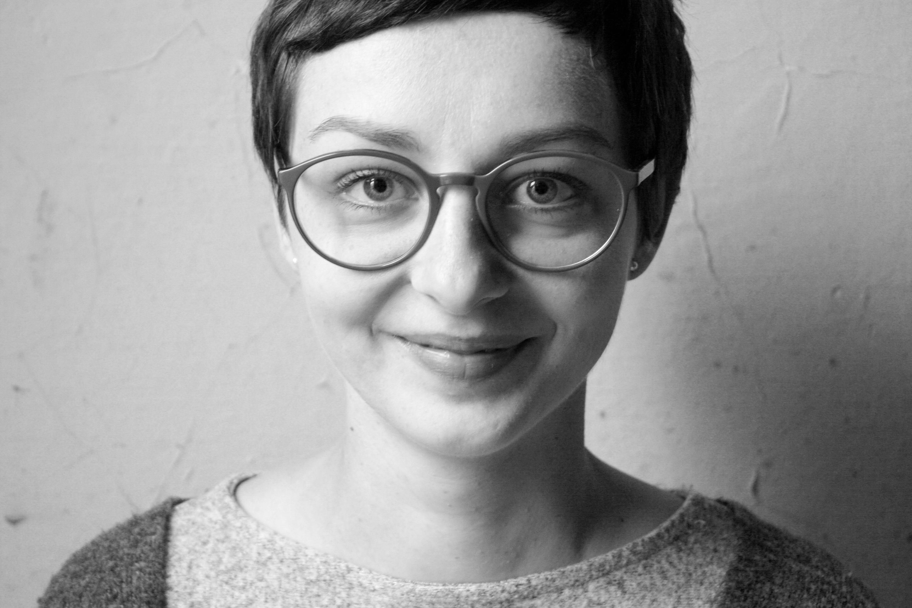 Sängerin Cornelia Tom lehrt Musik, verschönert Schulklos und organisiert ein Singleevent