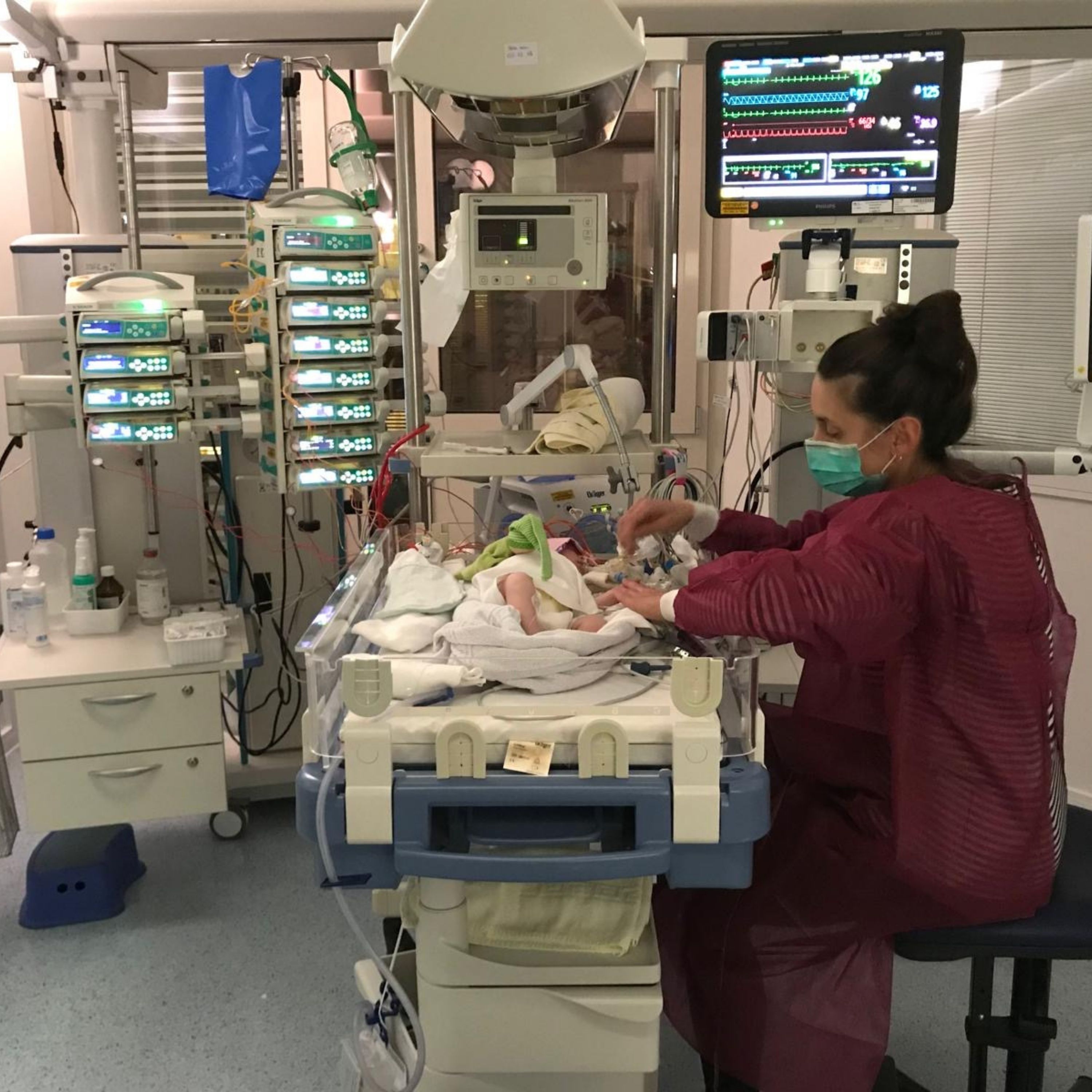 220 | Julia (Teil 2) - Vaginale Beckenendlagengeburt mit Einleitung und Dammschnitt, Hoher Blutverlust, Intensivstation, Kleine Geburt, Nabelschnurrvorfall, Sekundärer Kaiserschnitt, Intensivneonatologie