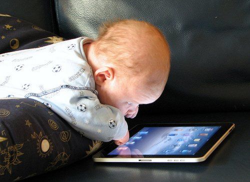 Hören: Digitalisierte Kindheit – Wer profitiert?