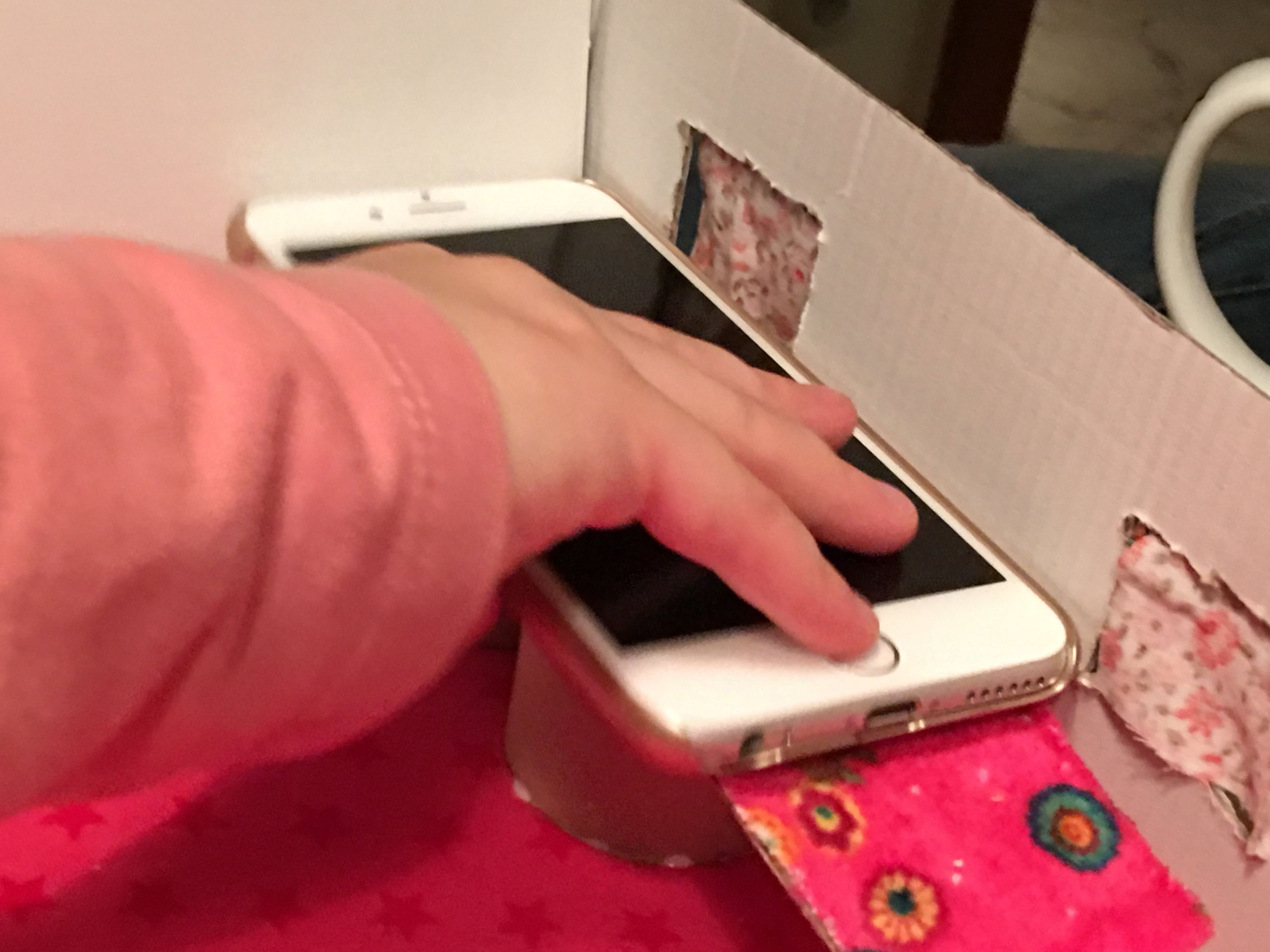Hören: Smartphone im Handybett (Podcast Teil 1)