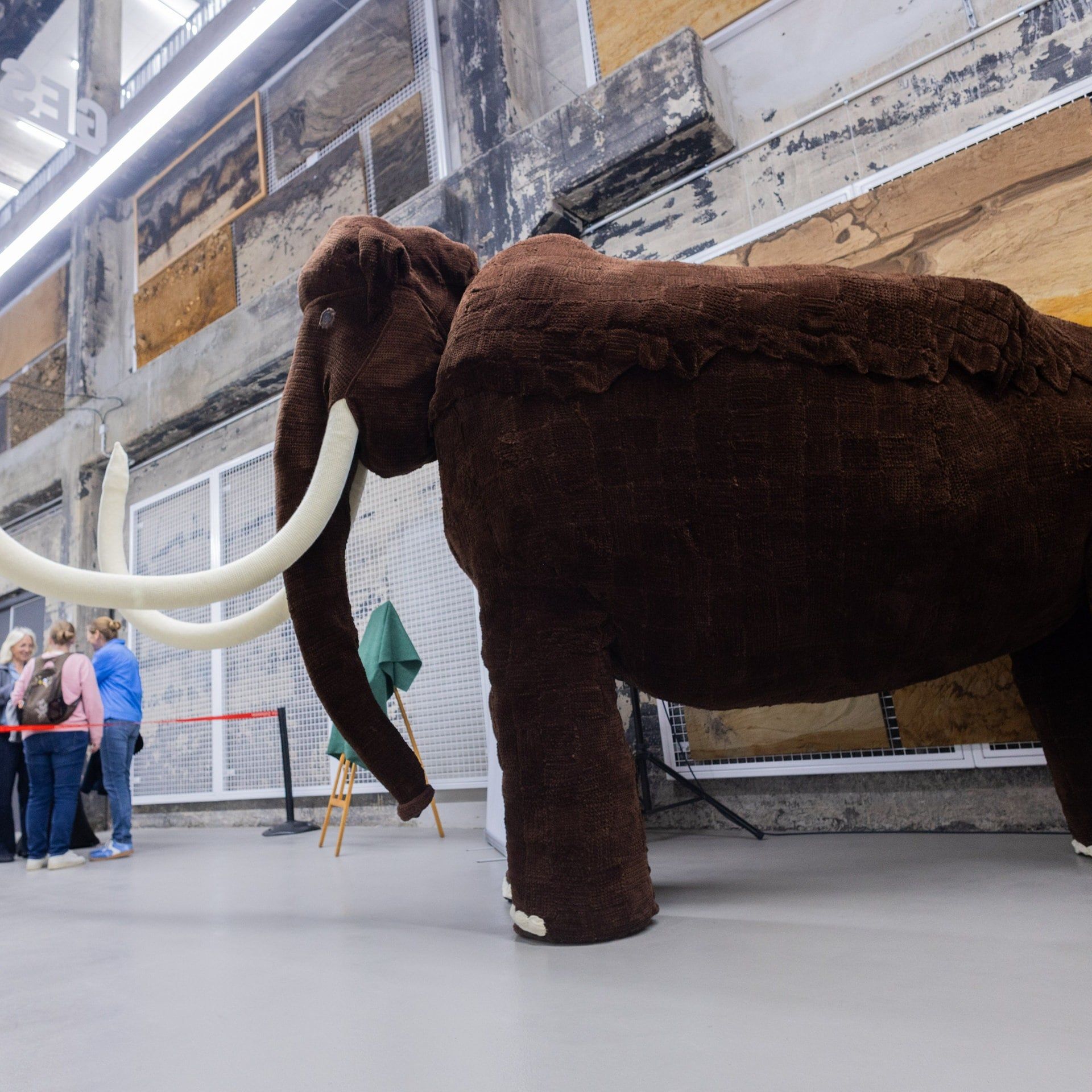 Häkelnd zum Weltrekord: Riesen-Mammut aus 25 Kilometern Wolle