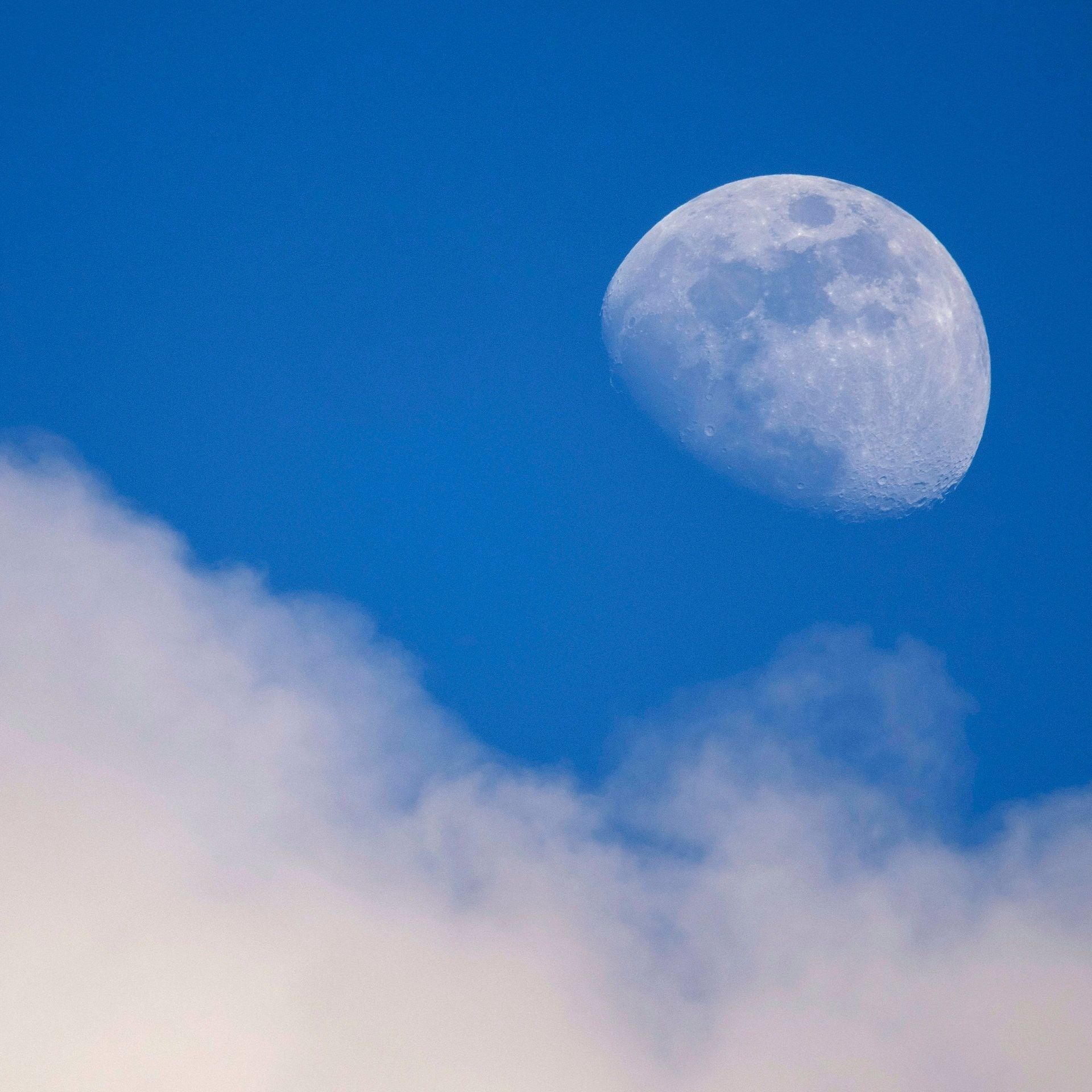 Warum ist der Mond auch tagsüber zu sehen?