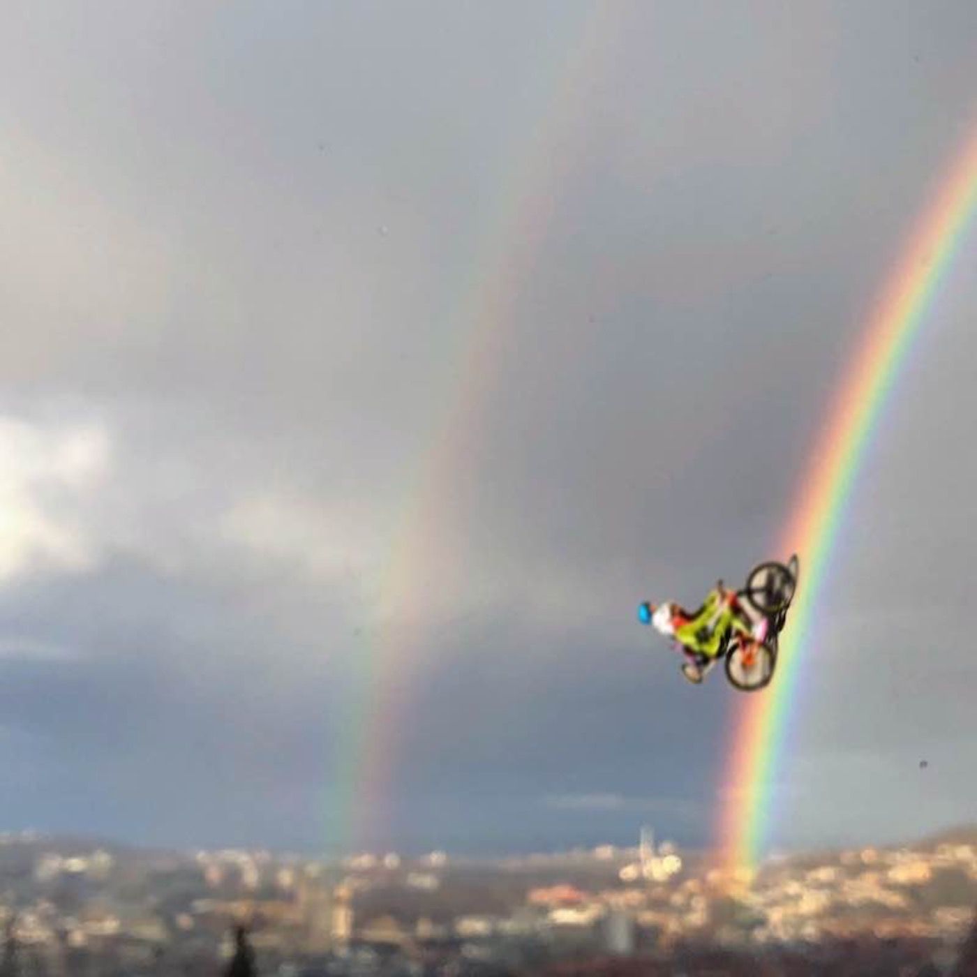 Regenbogen-Radler kommt nach Hause