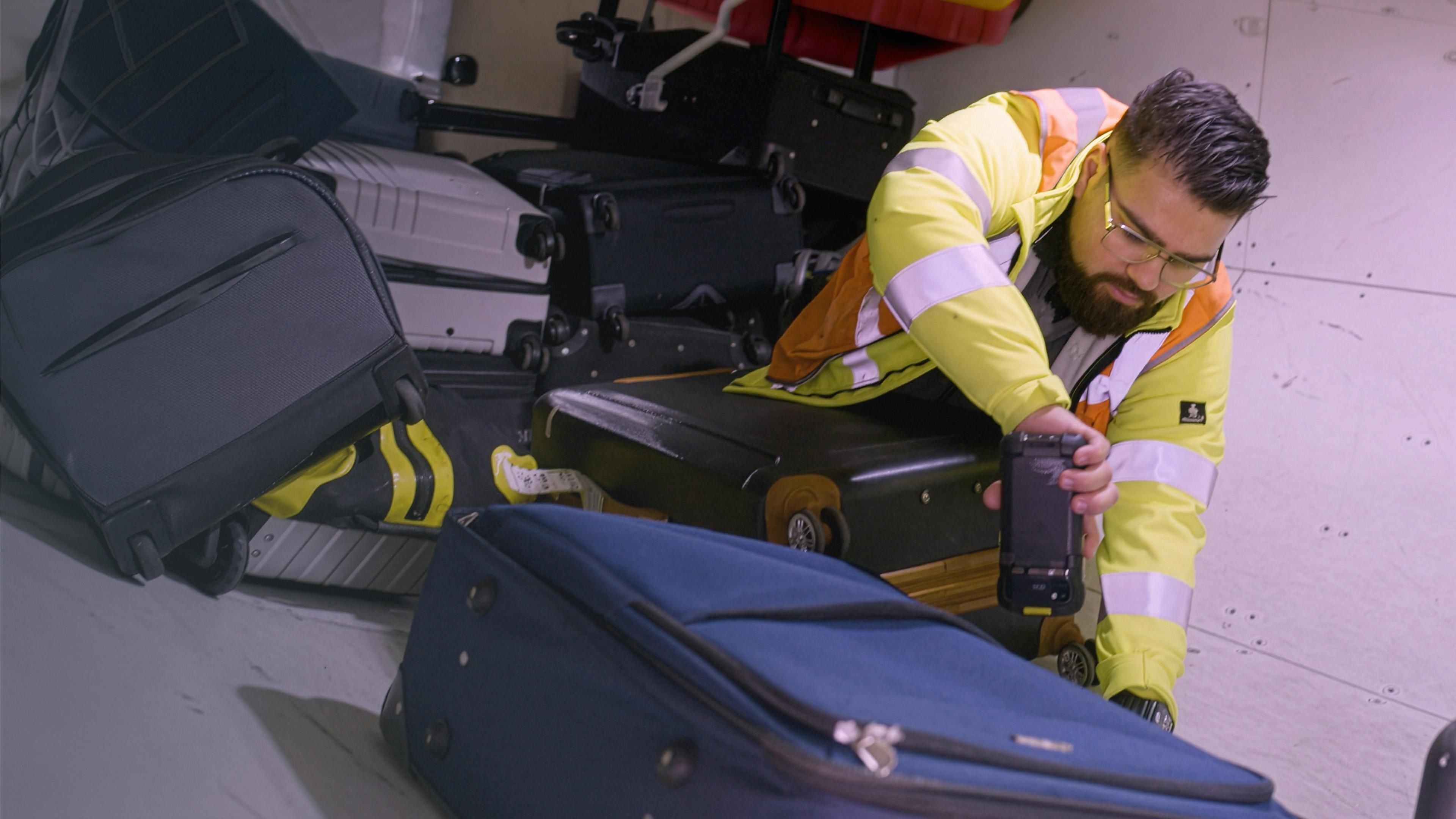 Koffer, Kisten und Kontrolle - Hochbetrieb am Flughafen