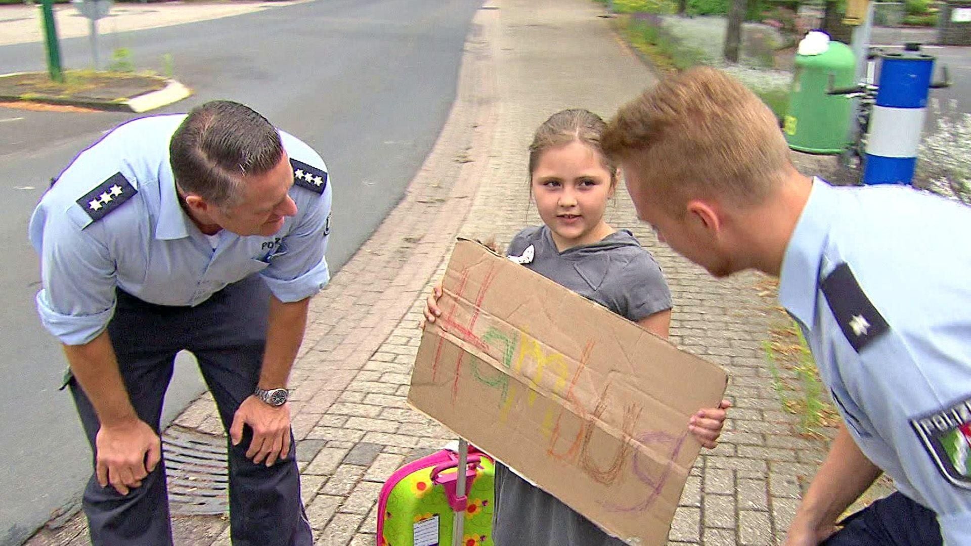 Kleines Mädchen will zu seiner Mama