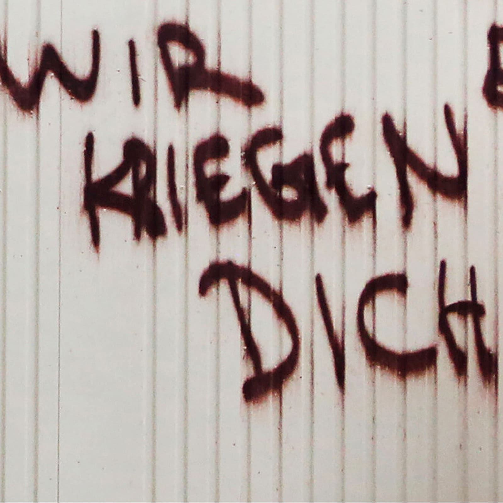 Eingeschlagene Scheiben, Hassmails - Angriffe auf Politiker nehmen zu