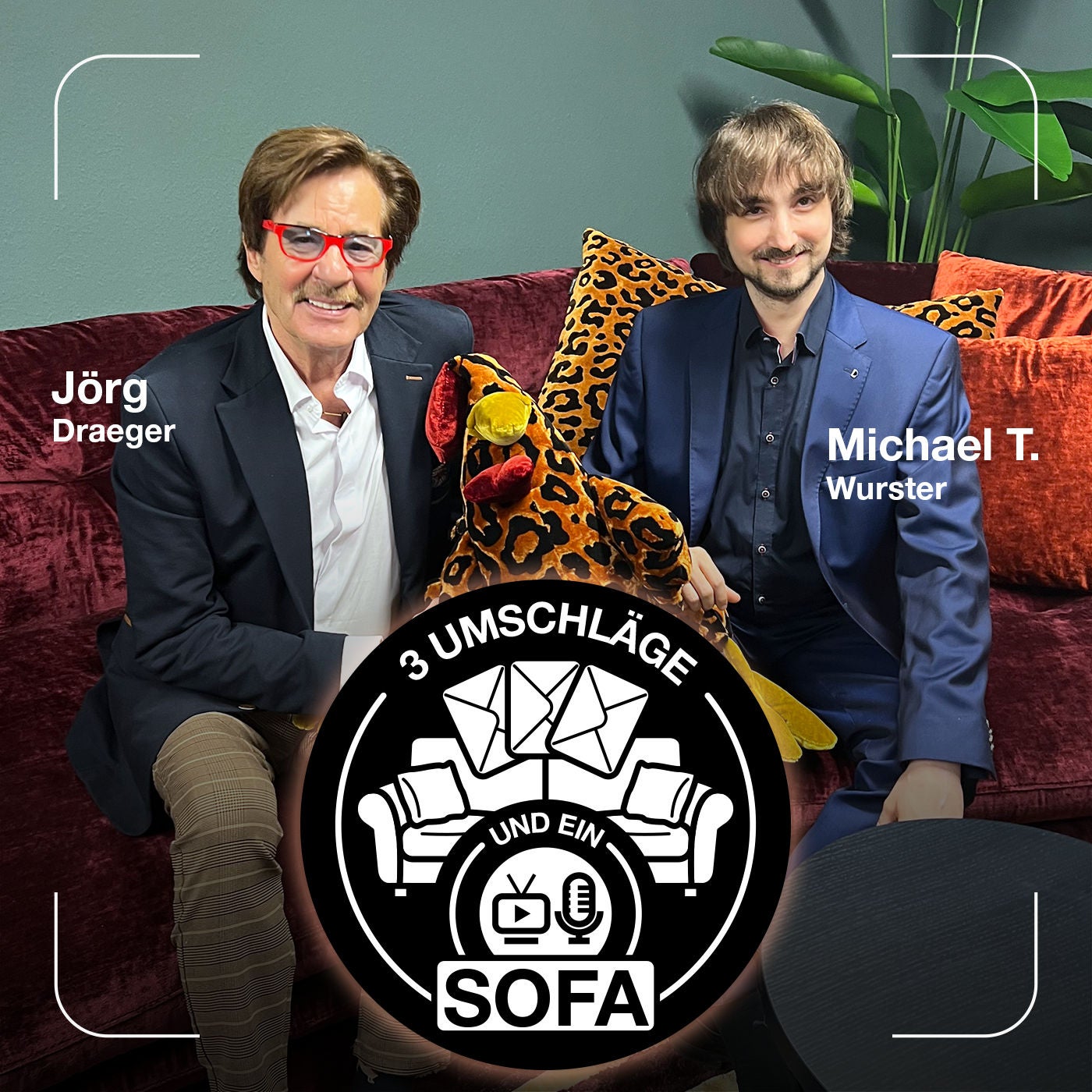 Drei Umschläge und ein Sofa