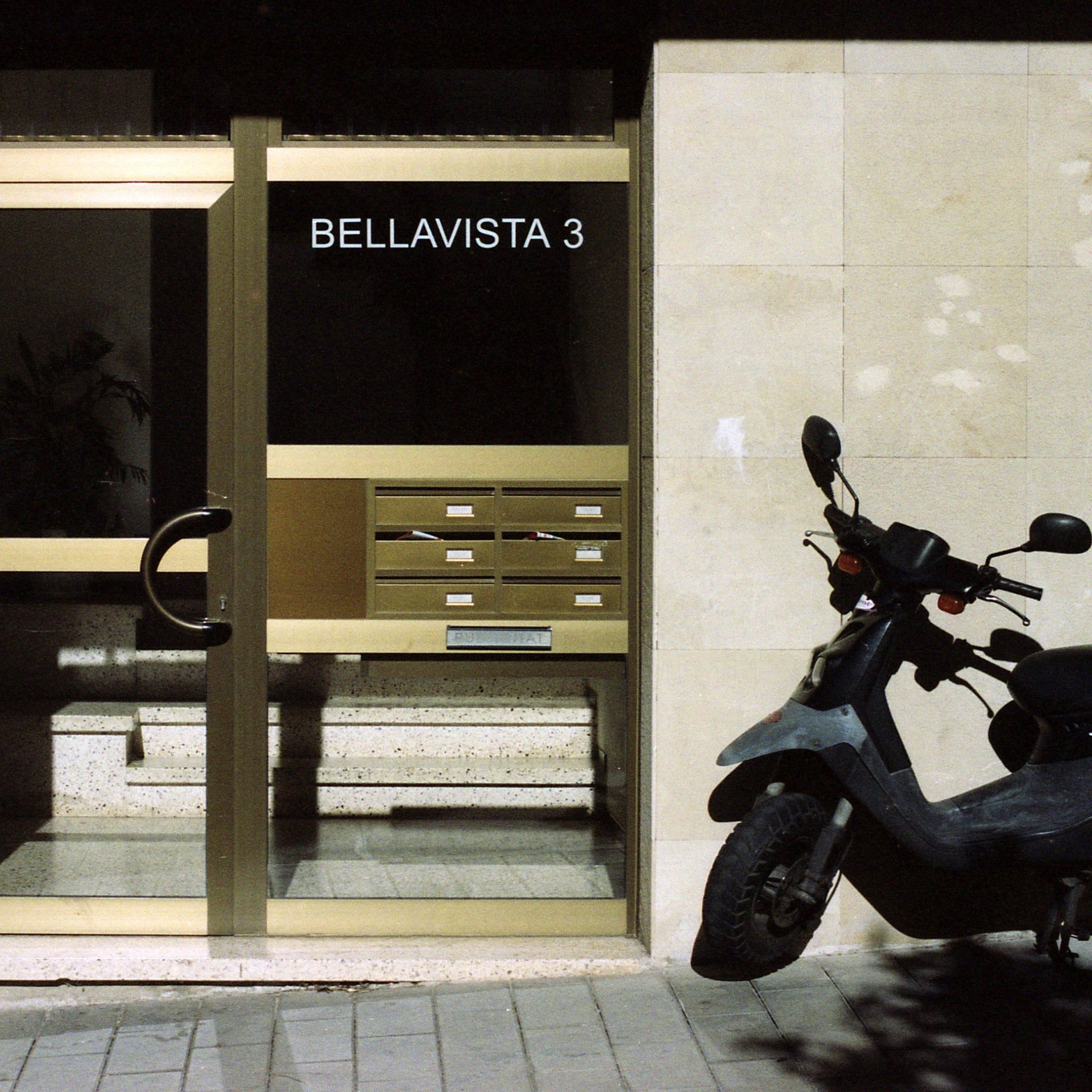 Bellavista 3 – Vom zweifelhaften Glück im Sommer ein Zuhause zu haben