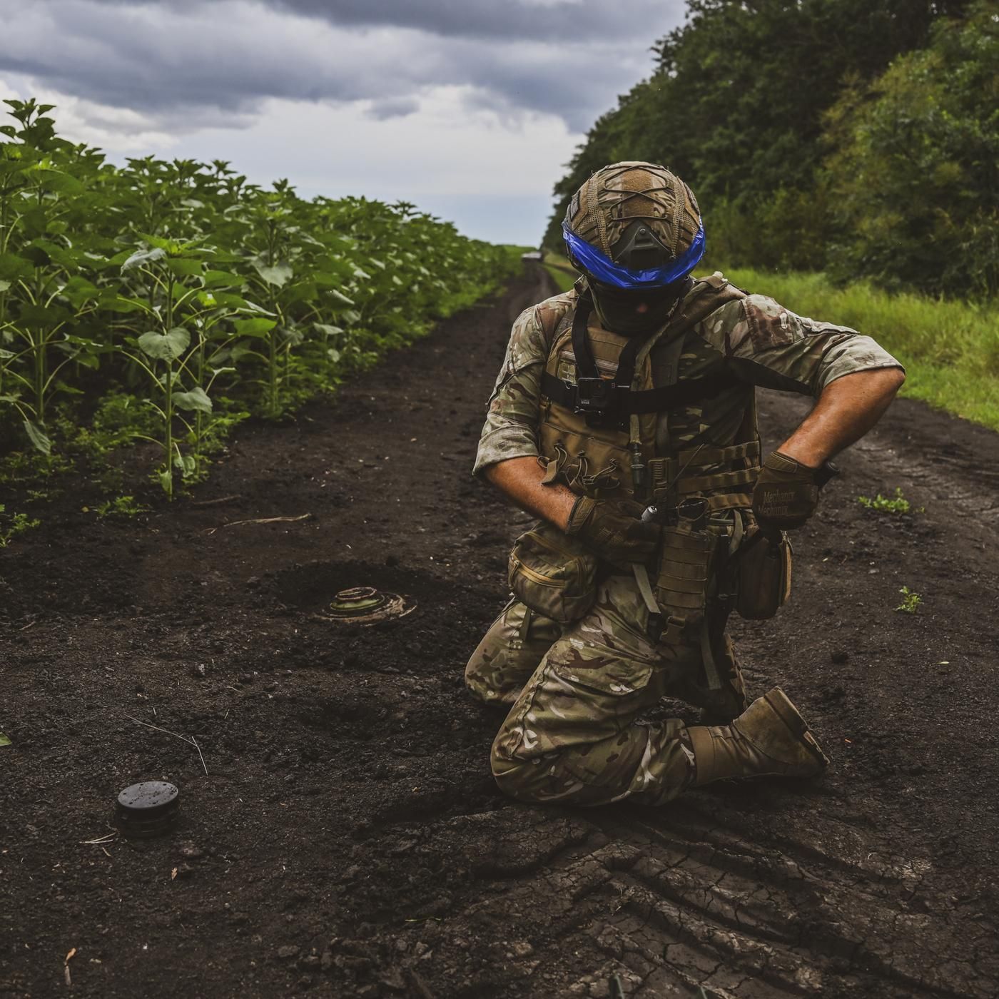 Land voller Minen? Die Ukraine greift zum gepanzerten Walzen-Traktor