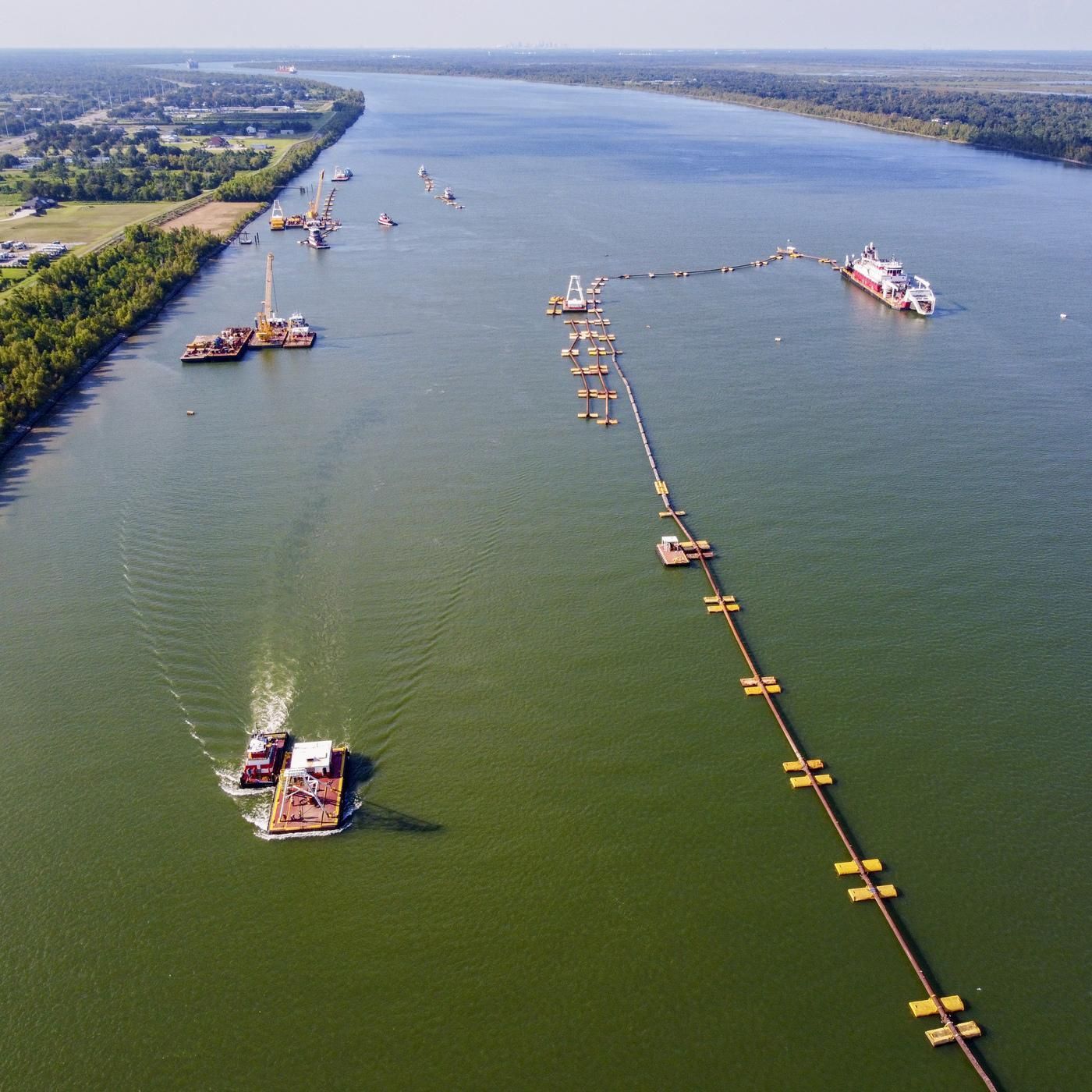 Eine Salzwasserwelle rollt auf New Orleans zu