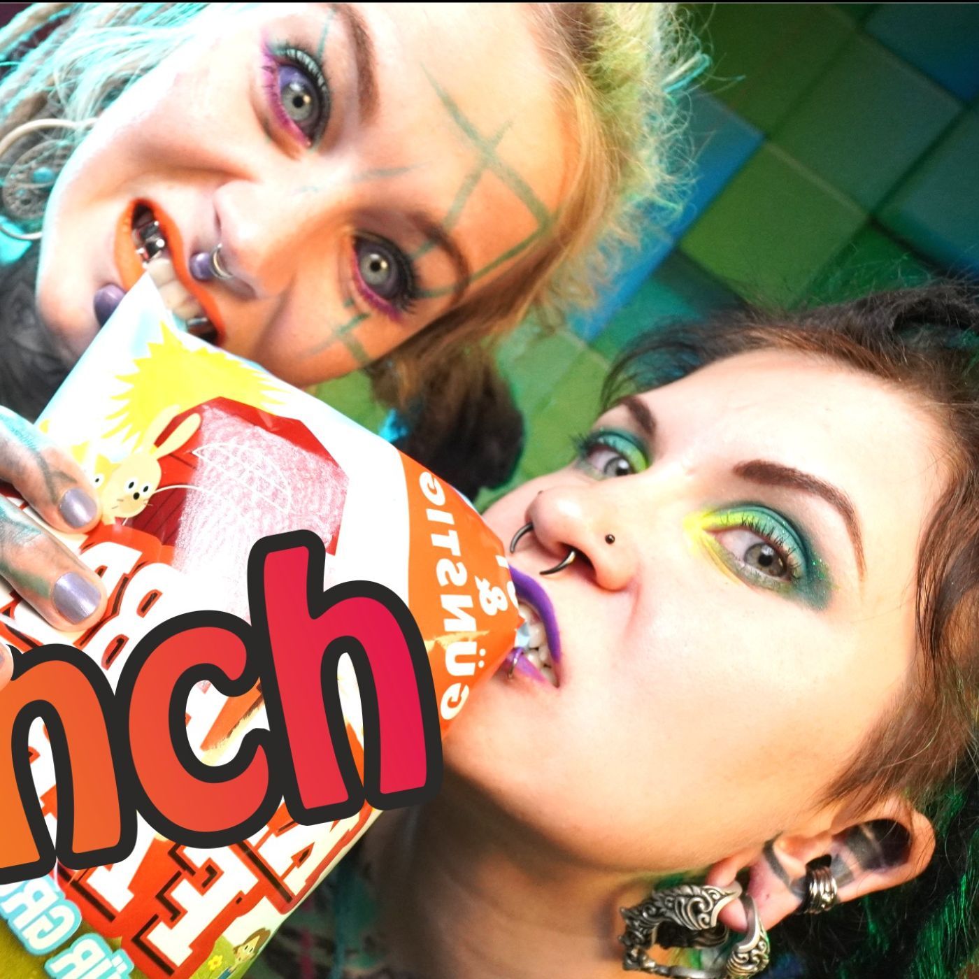 Anuskatzz and Illuz Eat chips ASMR - food sounds (mukbang)