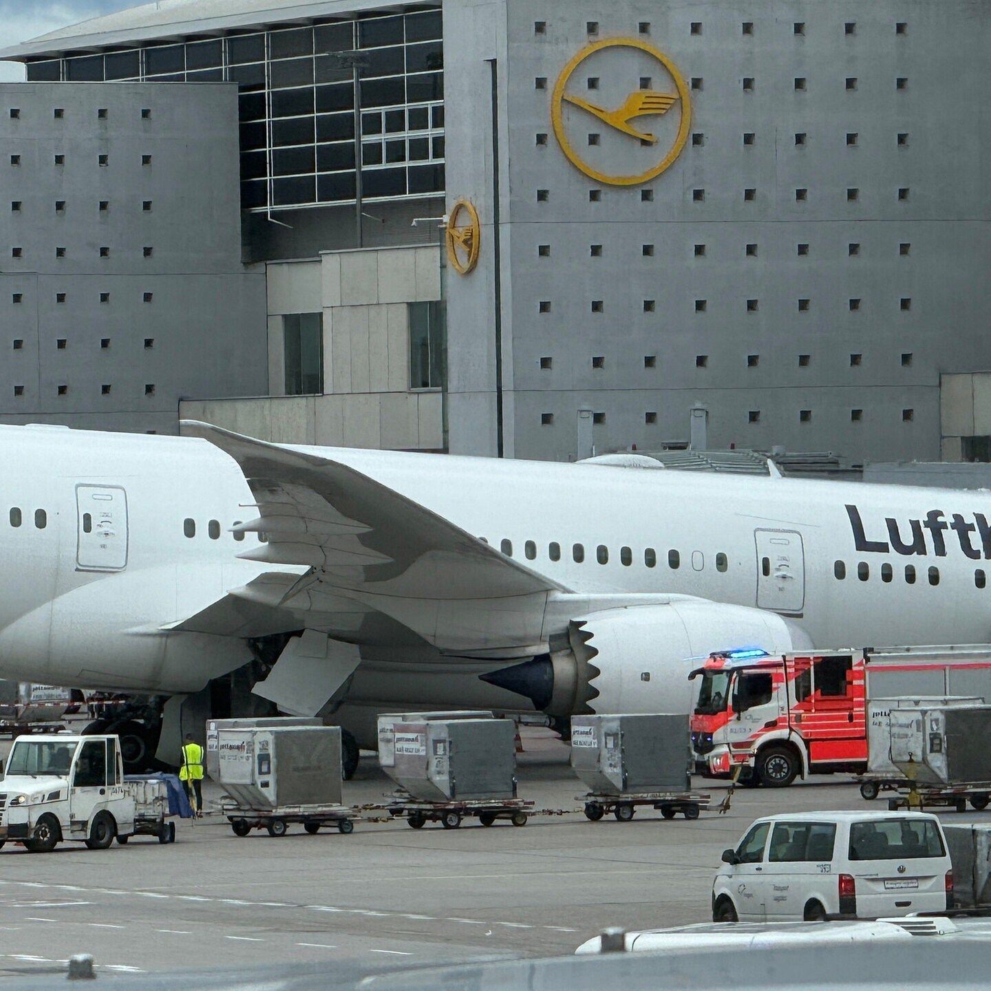 Ein Flugzeug fällt auf die Nase