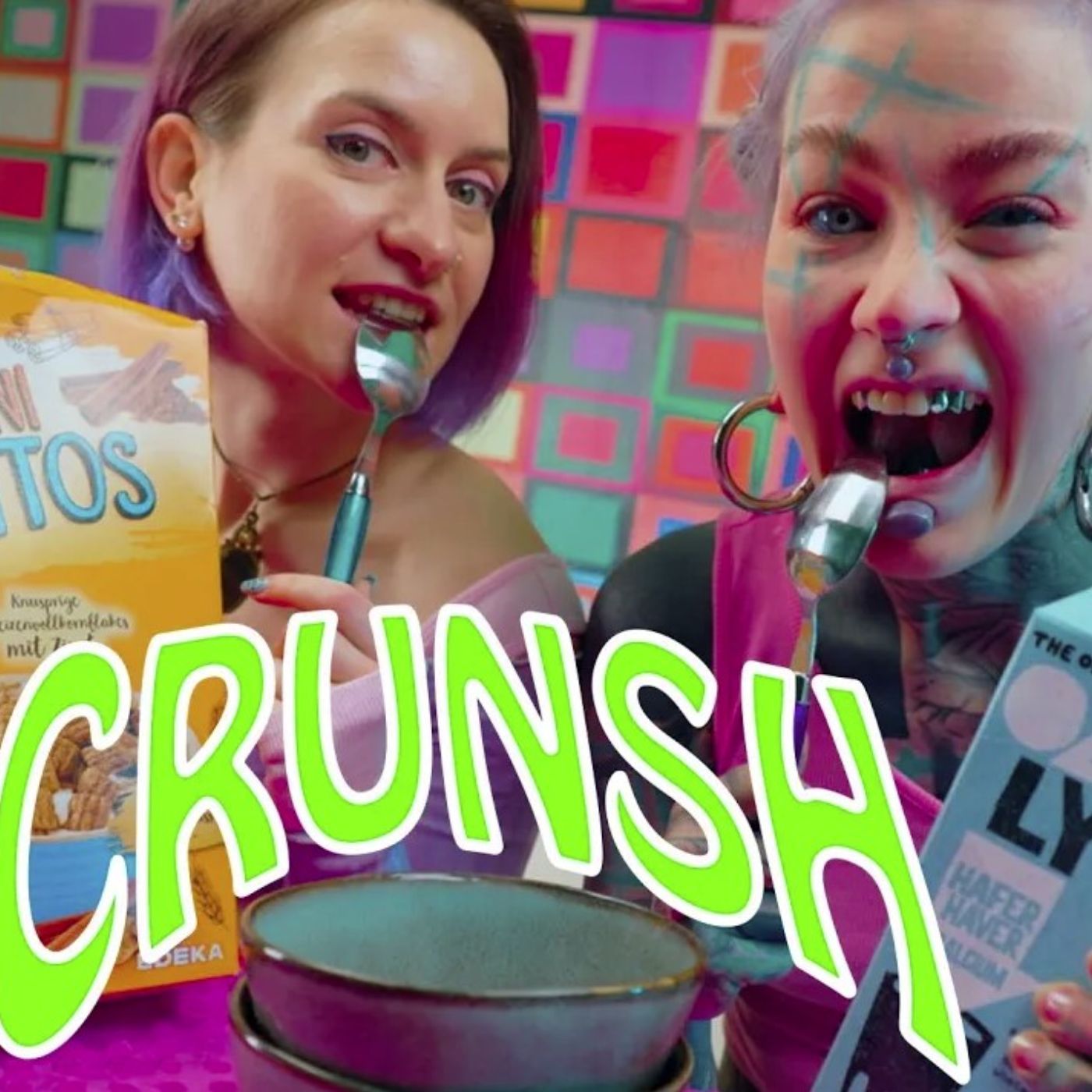 Anuskatzz and Miss Flora eat cereals for breakfast ASMR // Eating cornflakes (food mukbang)