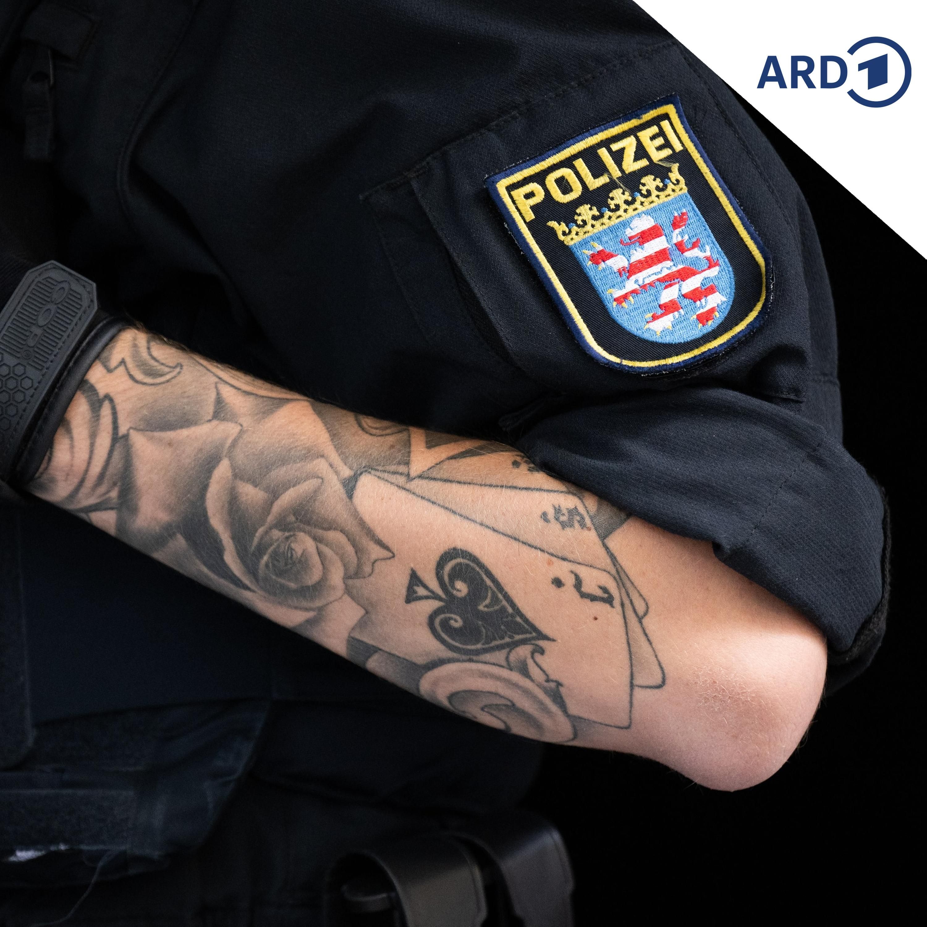 Frau mit sichtbaren Tattoos darf Polizistin werden