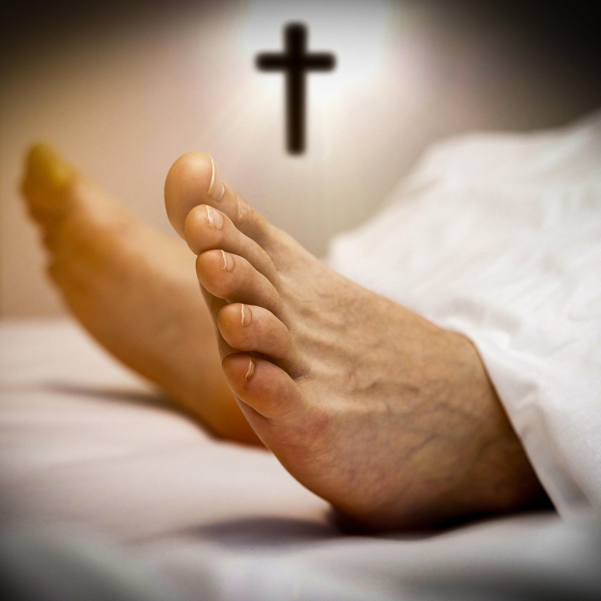 Stimmt es, dass Haare und Nägel nach dem Tod weiterwachsen?