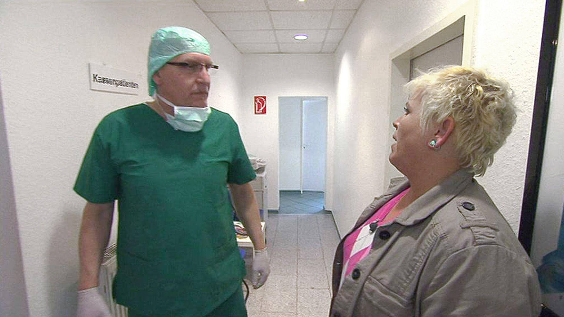 Unsensibler Zahnarzt behandelt Familie von oben herab