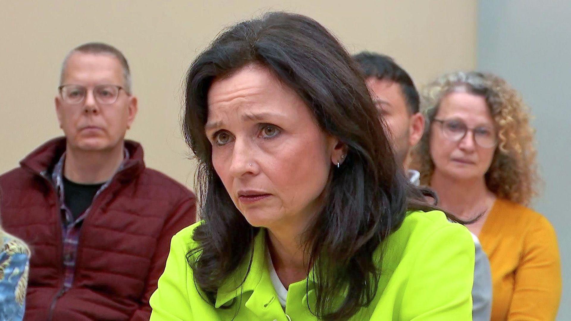 Heißer Schreiner fast von Baumstämmen überrollt! Wollte Seniorin sich nicht mehr von Lover narren lassen?