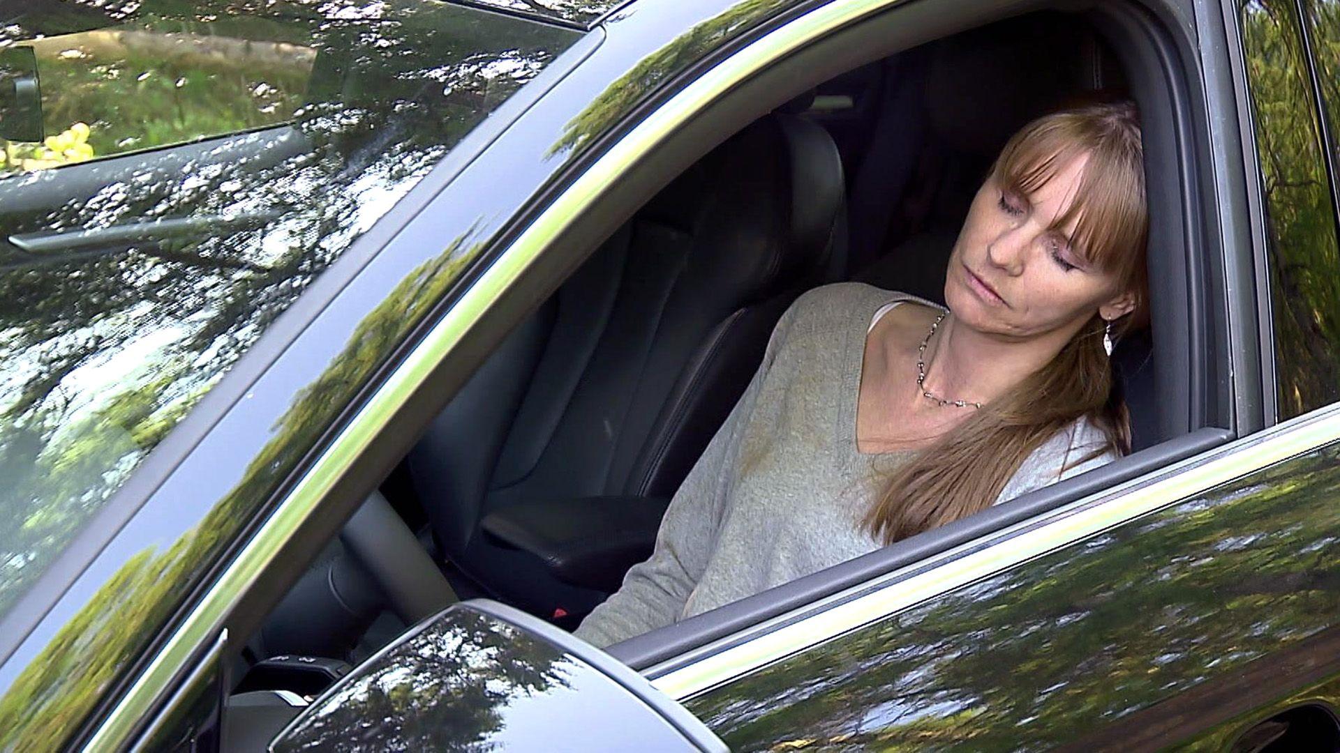 Blutverschmierte Frau im Auto stellt Polizisten vor Rätsel