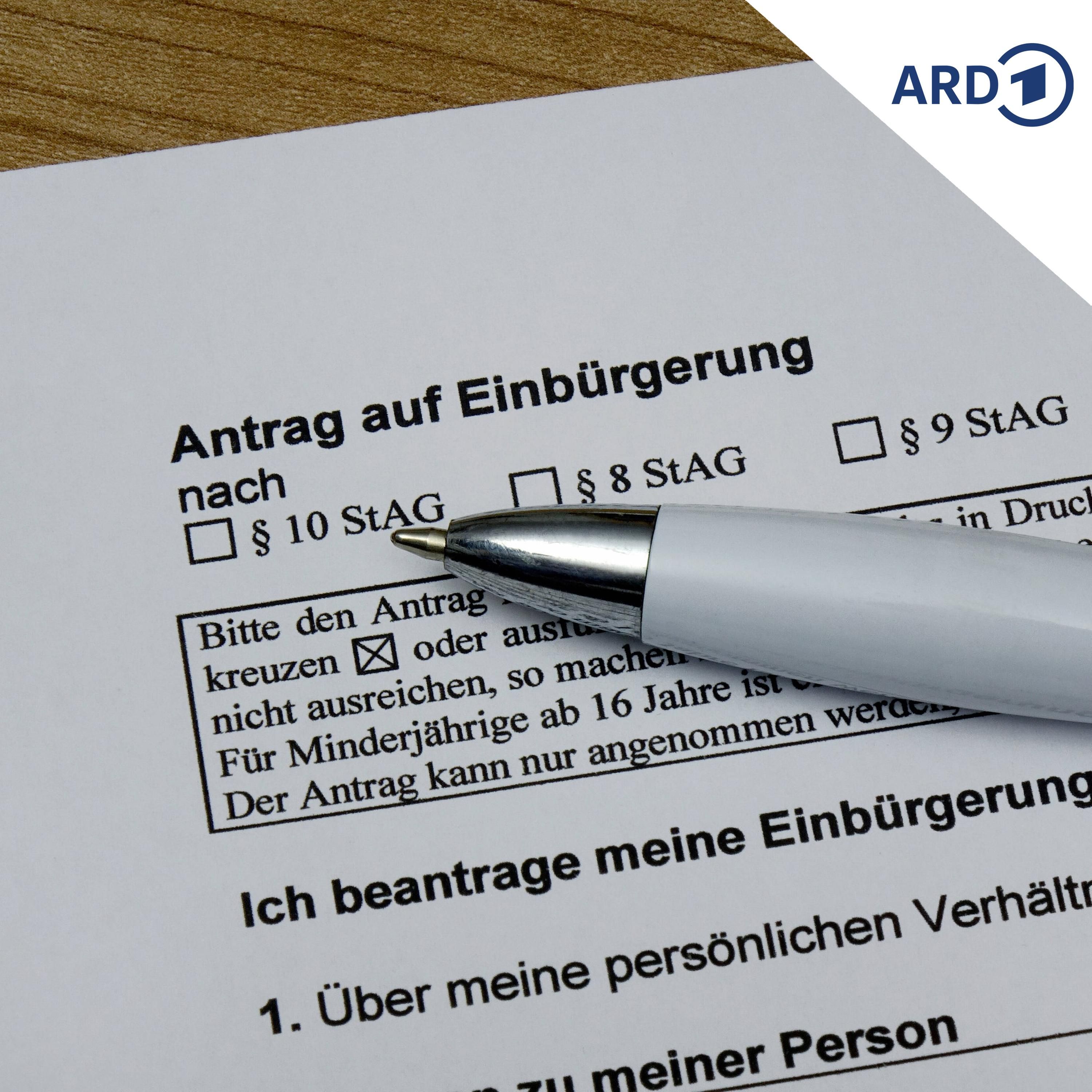 Einbürgerung: Warten auf den Pass, der Sicherheit bringt