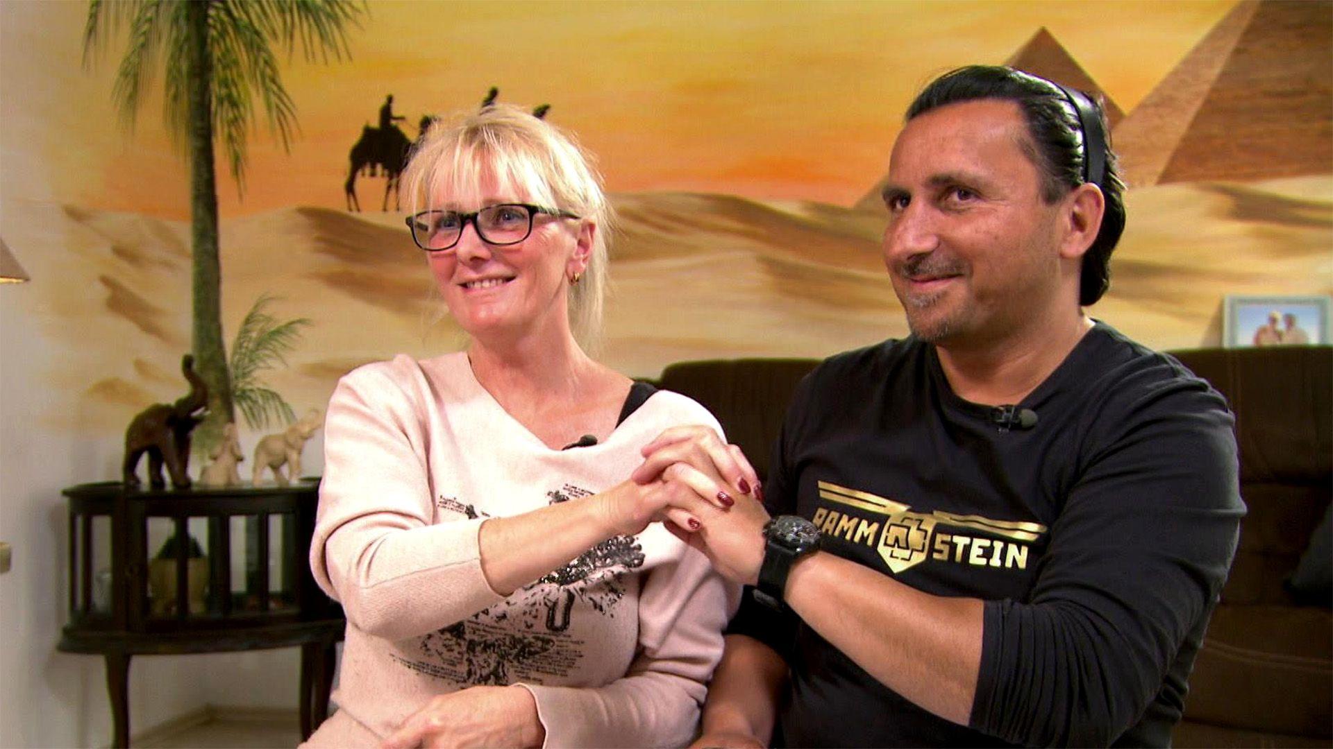 Steffi und Roland testen eine Klimaanlage
