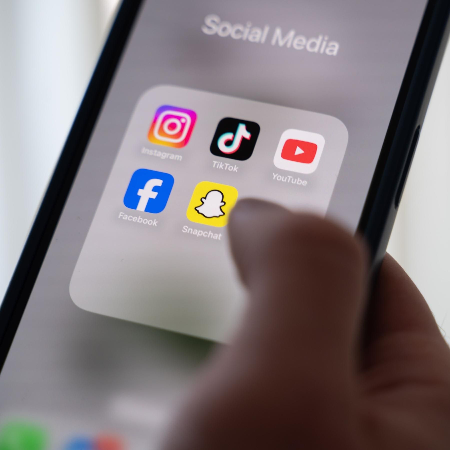 Schluss mit Tiktok und Co.? Wie es mit Social Media bei Jugendlichen weitergehen soll