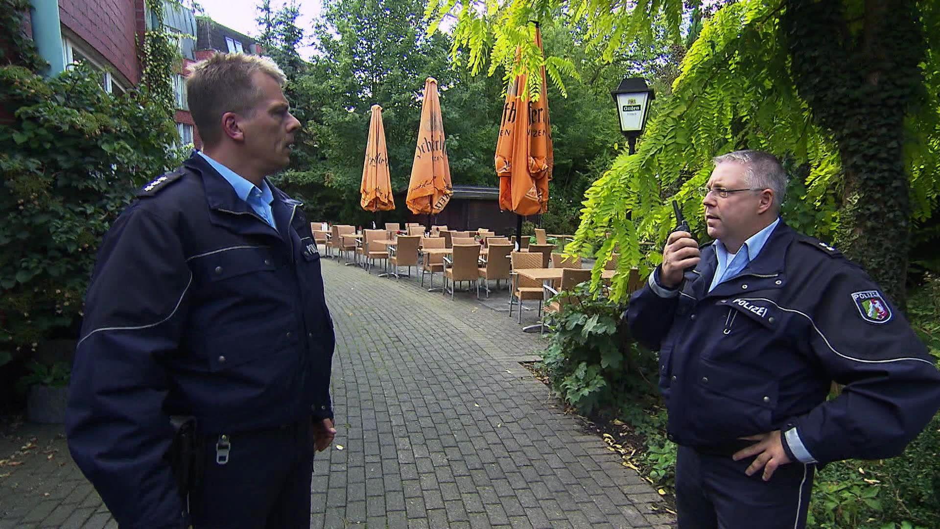 Frau schmarotzt sich durchs Hotelbuffet