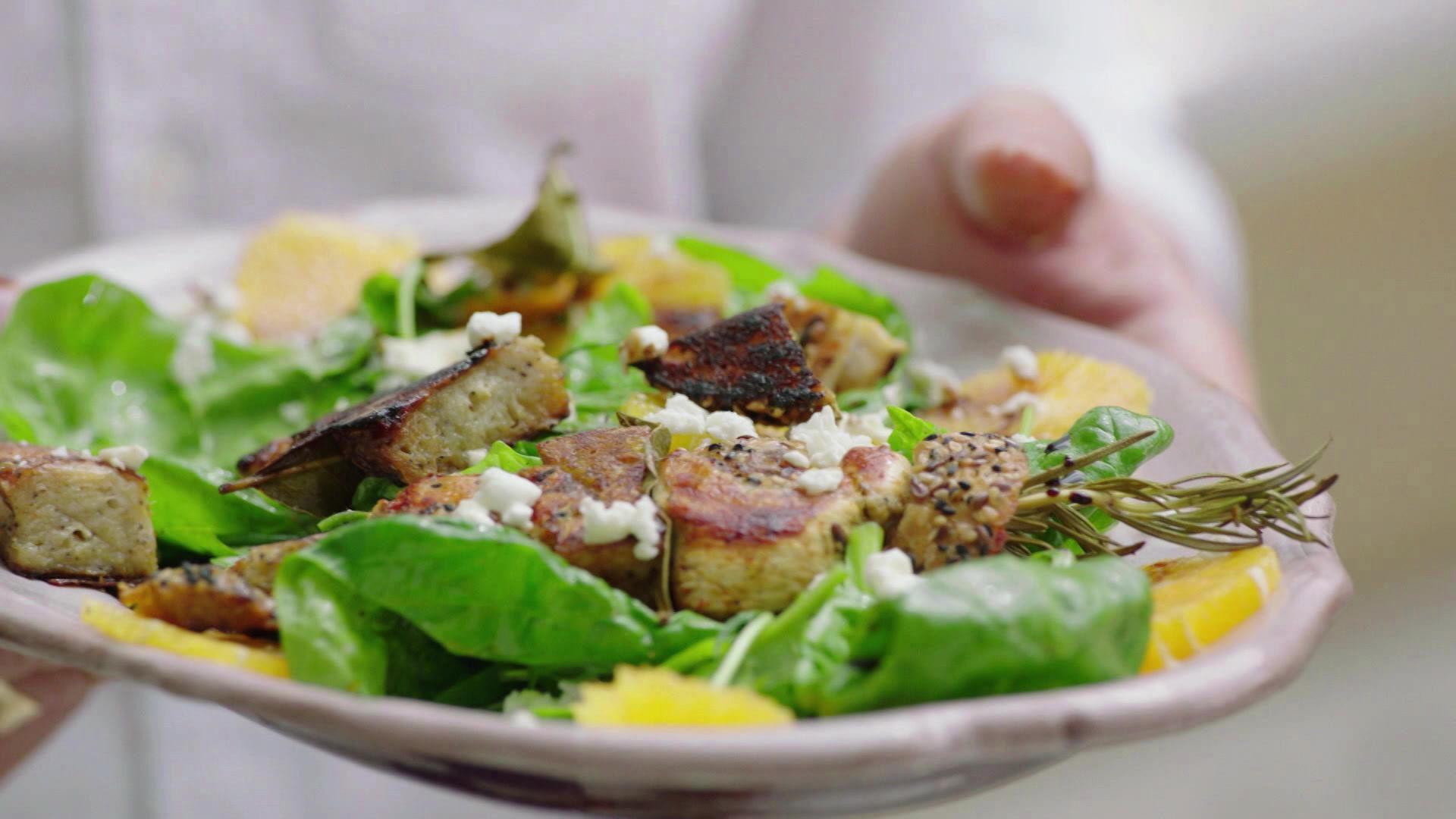 Knuspriges Hähnchenkebab, Blutorangen und Veggie-Burger
