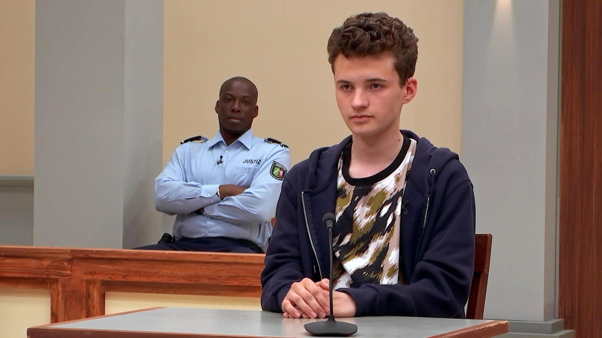 Diebischer Teenager jagt Rollstuhlfahrerin in Umkleidekabine Angst ein