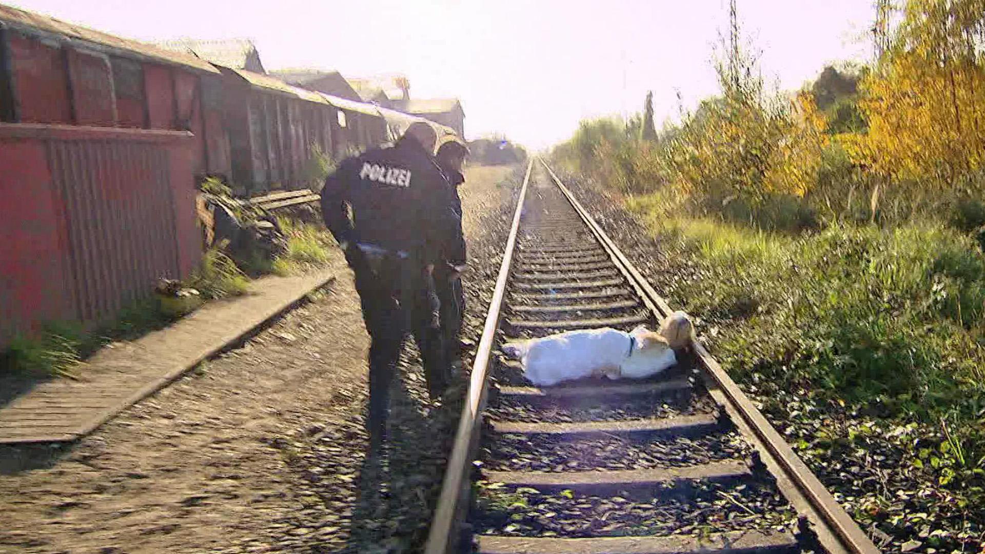 Braut liegt bewusstlos auf Bahnschienen