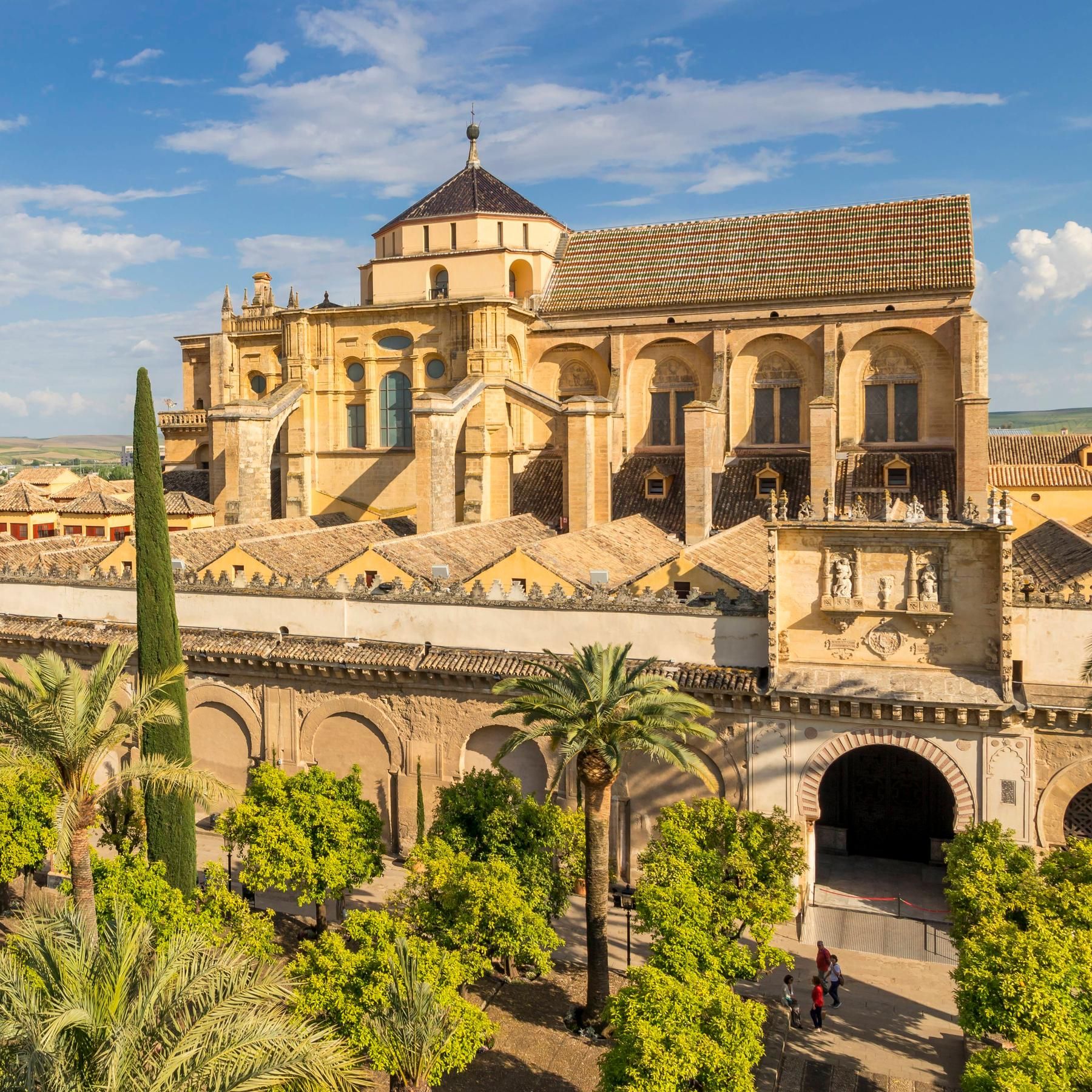 Spanien: Moschee-Kathedrale von Cordoba, Gebirge Alpujarra, Schweinekrusten-Essen als Tradition