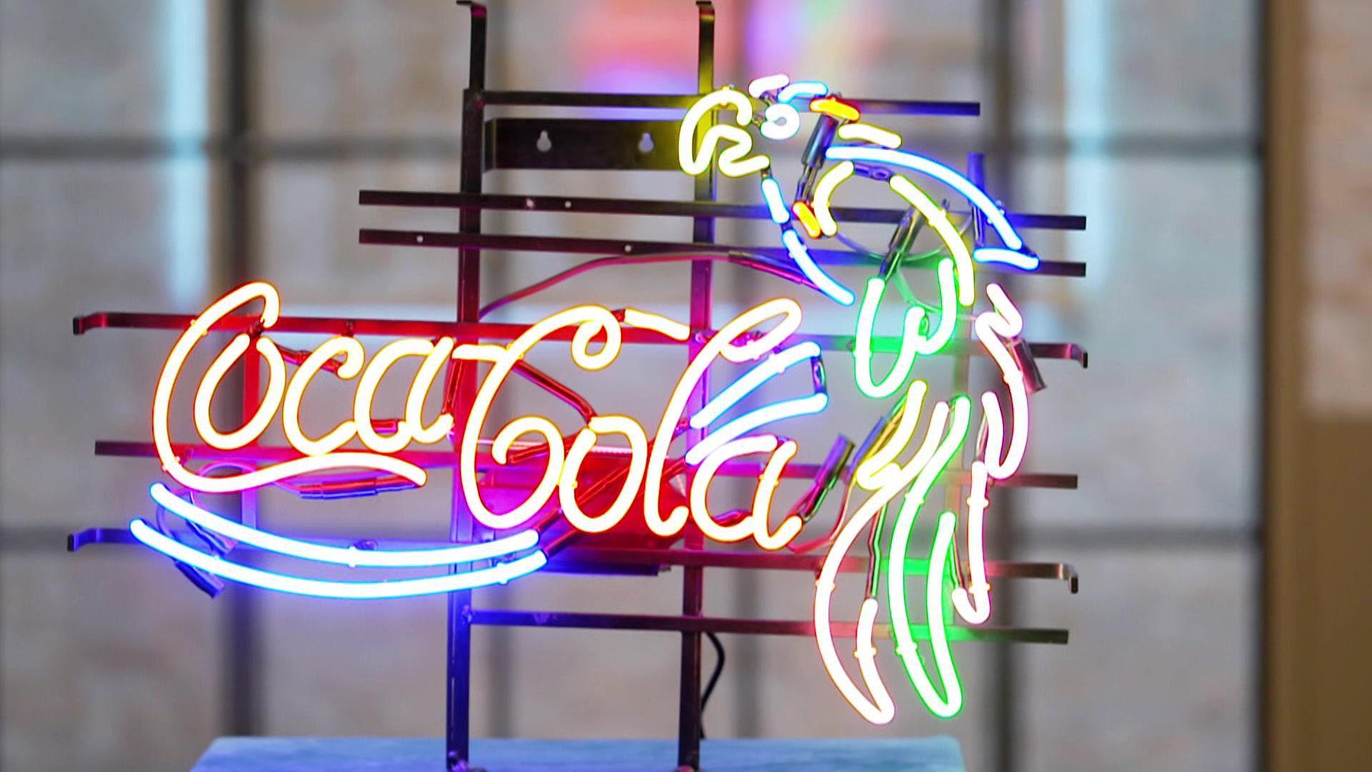 Coca Cola-Leuchtreklame / Schaufensterbüste / Art Déco Tisch aus Messing